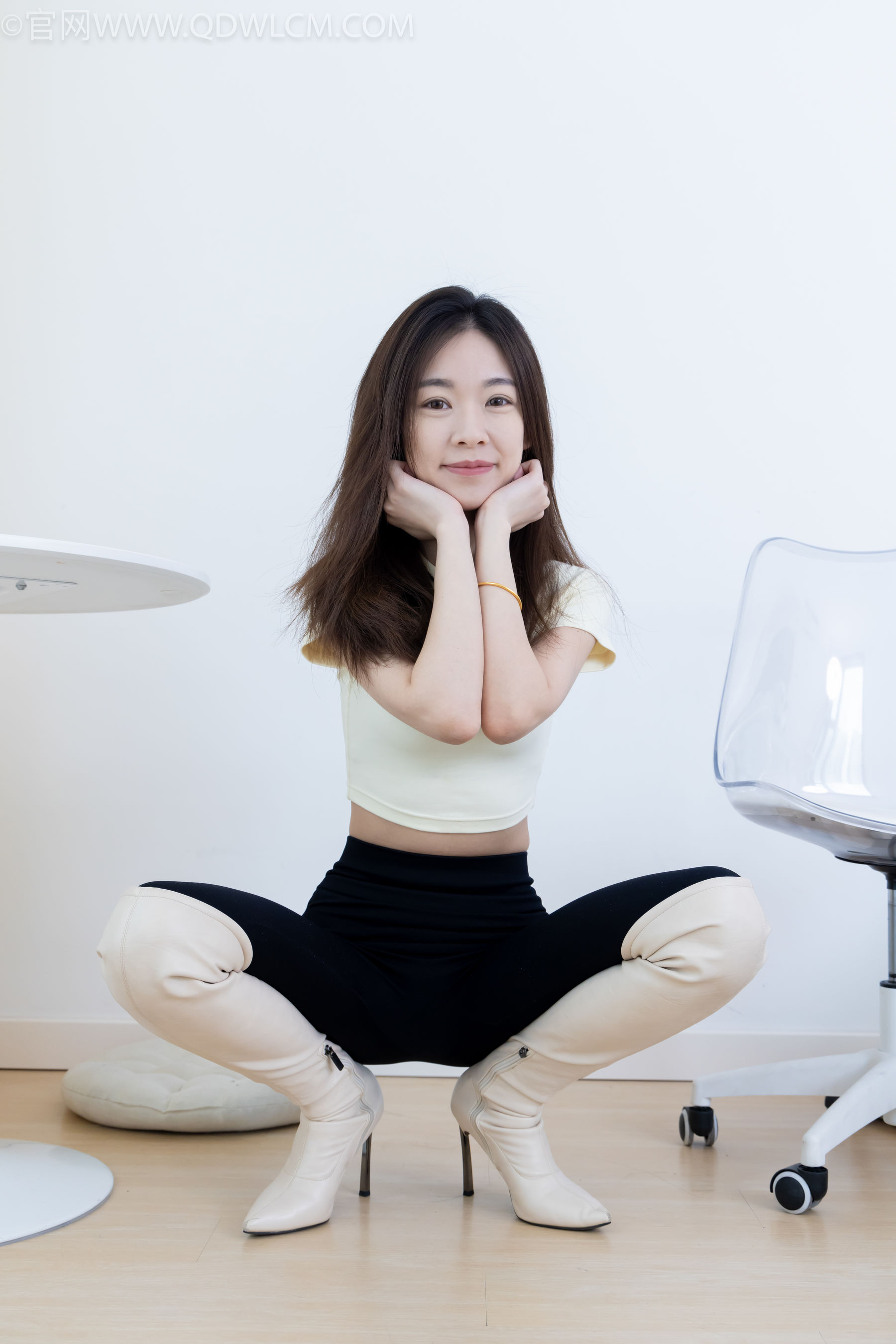 物恋传媒 No.2339 婷婷 - 长靴、白棉袜、裸足/(175P)