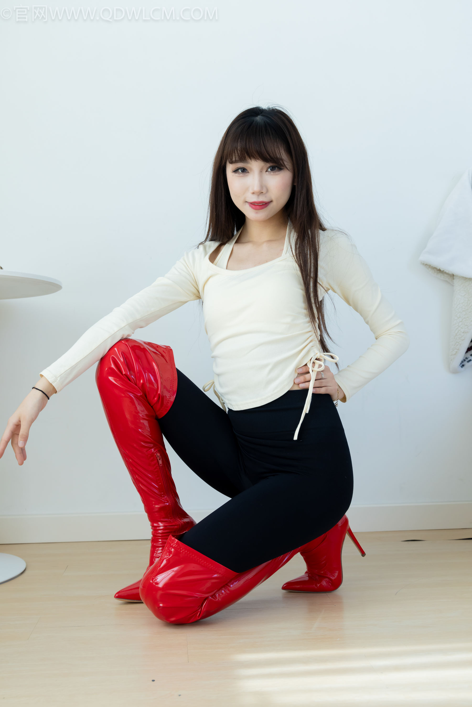 物恋传媒 No.2326 泡泡 - 高跟长靴、白棉袜、裸足/(184P)