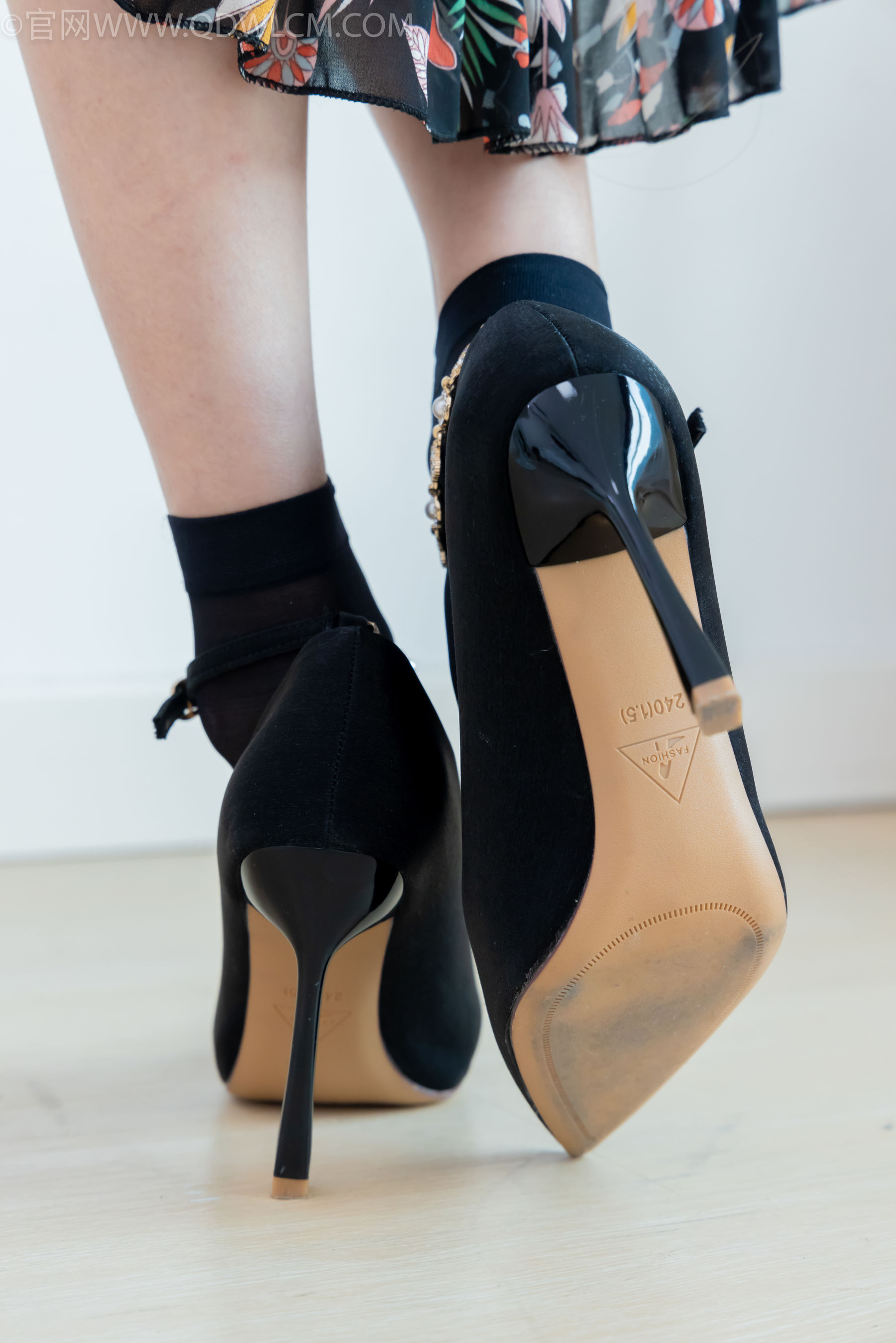 物恋传媒 No.2332 茯苓 - 短靴、短黑丝、裸足/(184P)