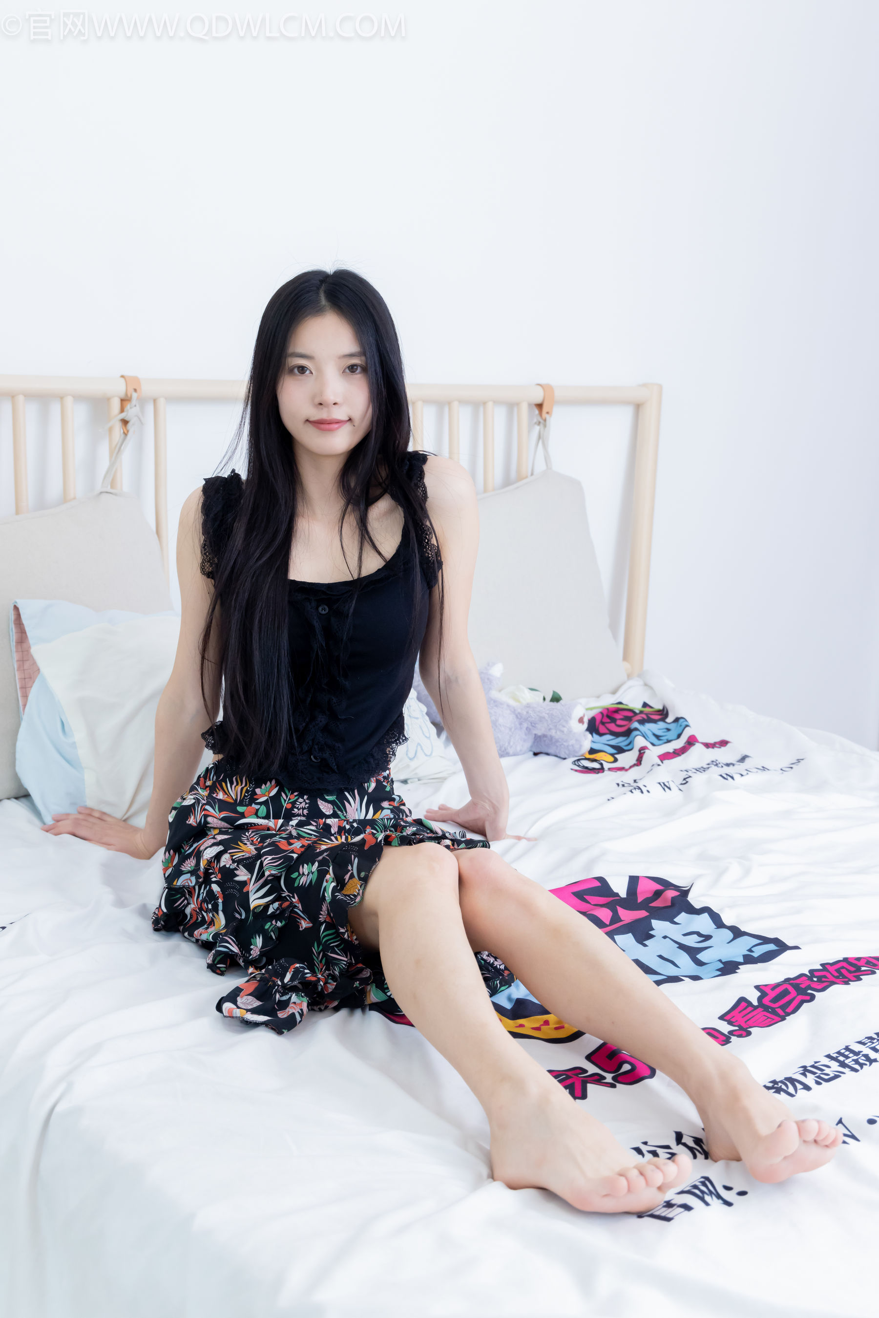 物恋传媒 No.2332 茯苓 - 短靴、短黑丝、裸足/(184P)