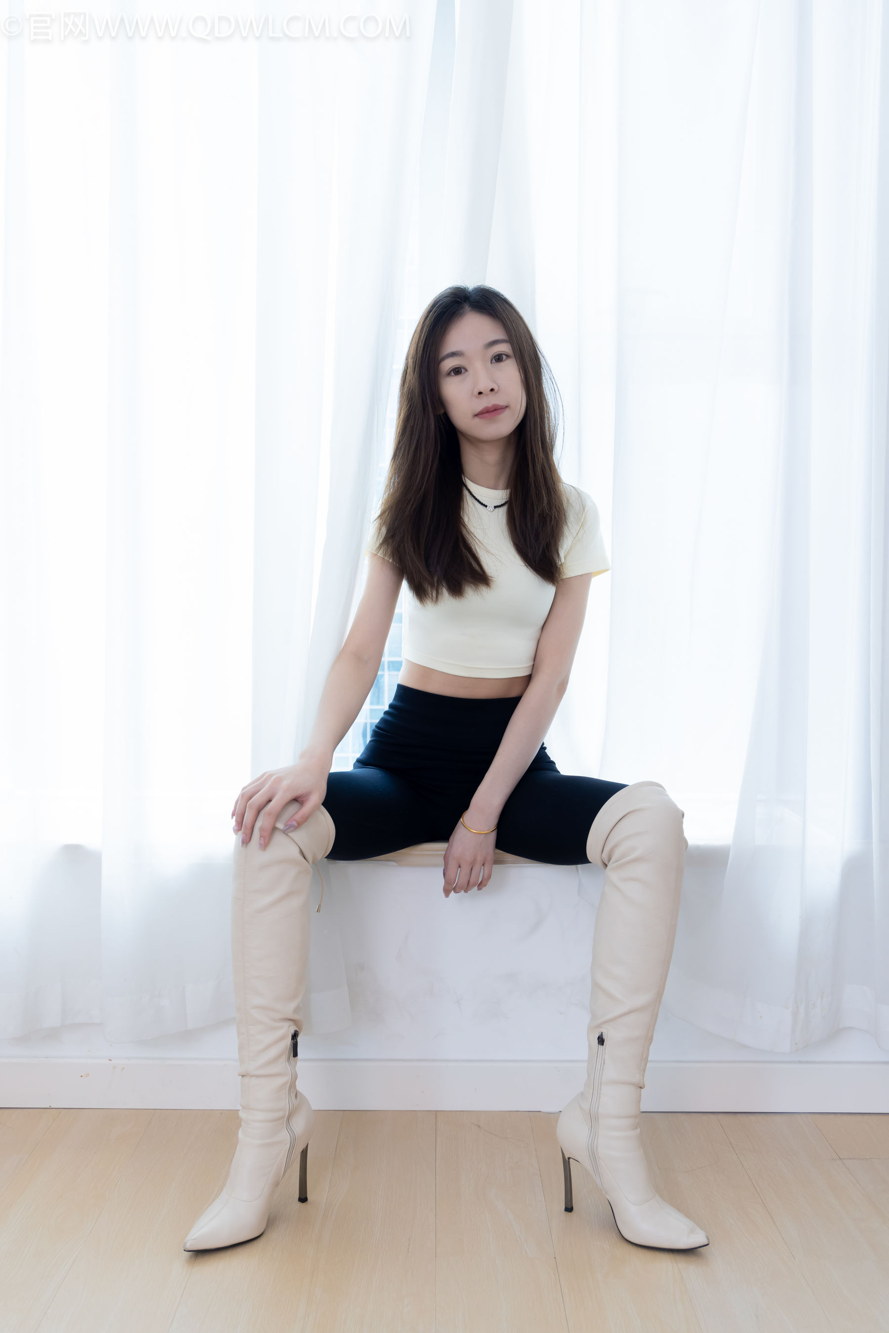 物恋传媒 No.2339 婷婷 - 长靴、白棉袜、裸足/(175P)