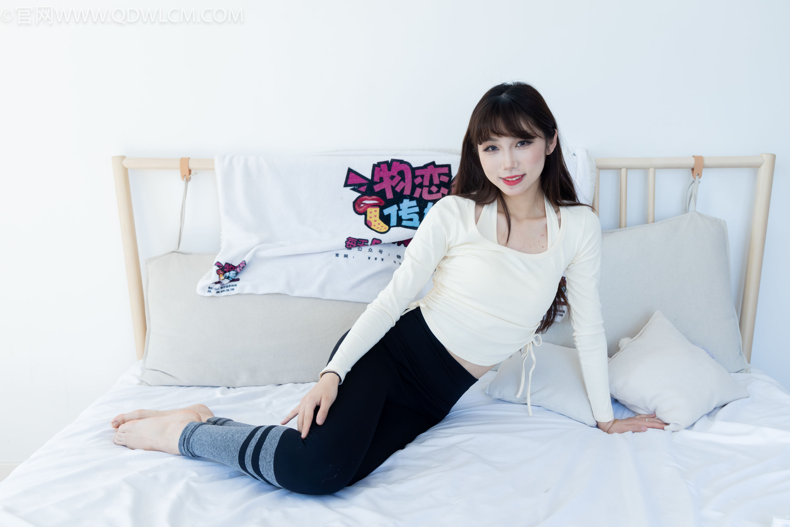 物恋传媒 No.2326 泡泡 - 高跟长靴、白棉袜、裸足/(184P)