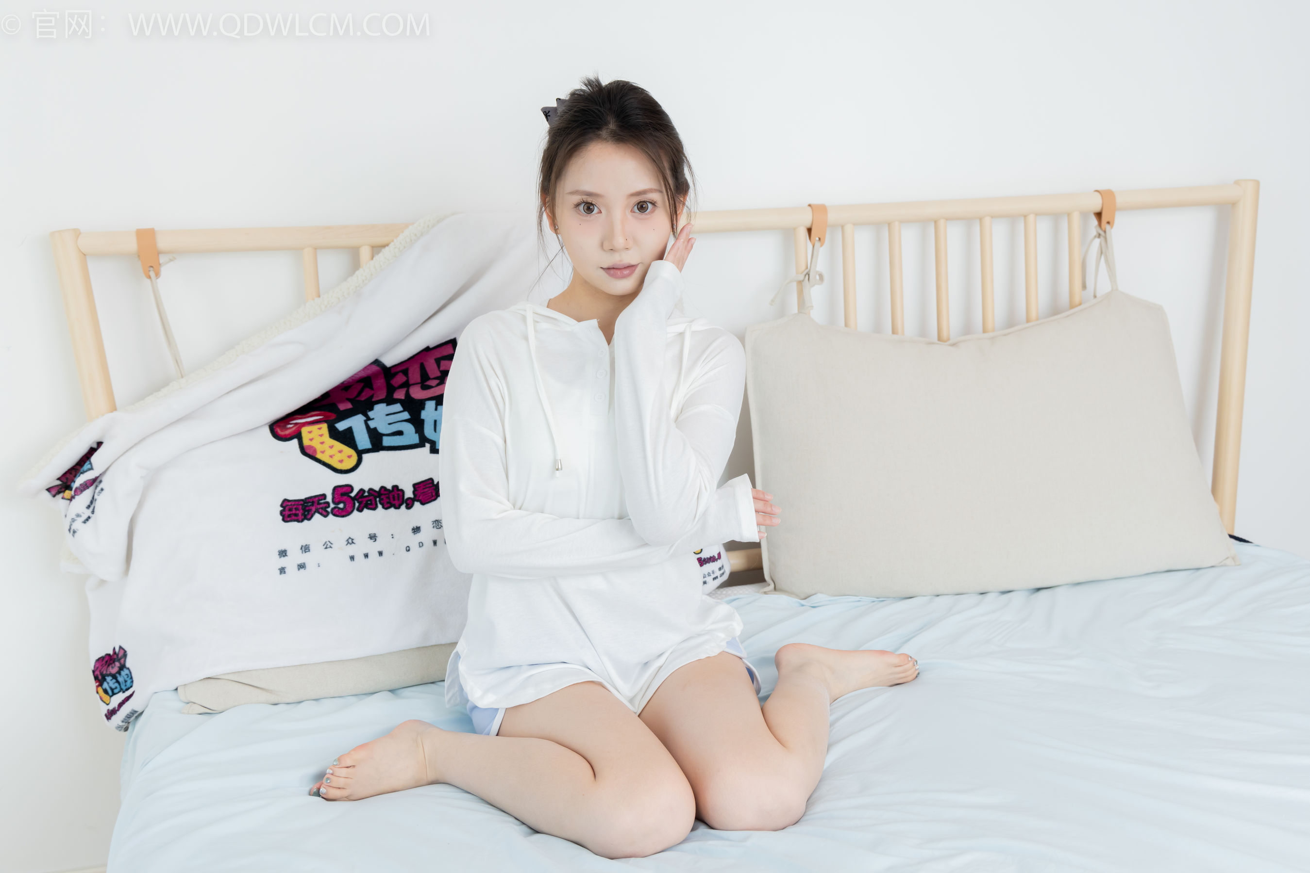 物恋传媒 No.2348 小曦 - 板鞋、白棉袜、裸足/(155P)