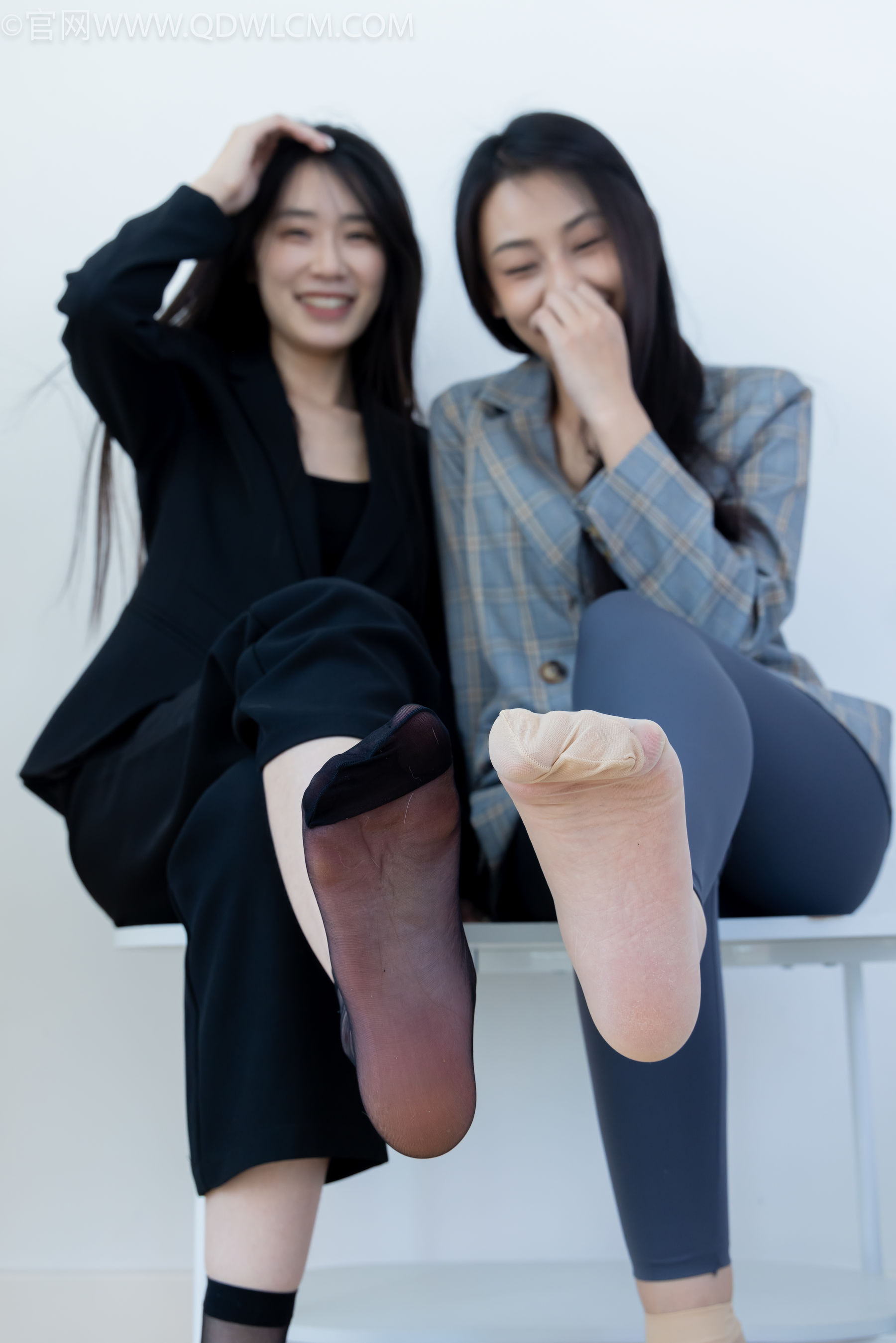 物恋传媒 No.2338 菜菜&岚岚 - 两双平底鞋、短黑丝、短肉丝/(169P)