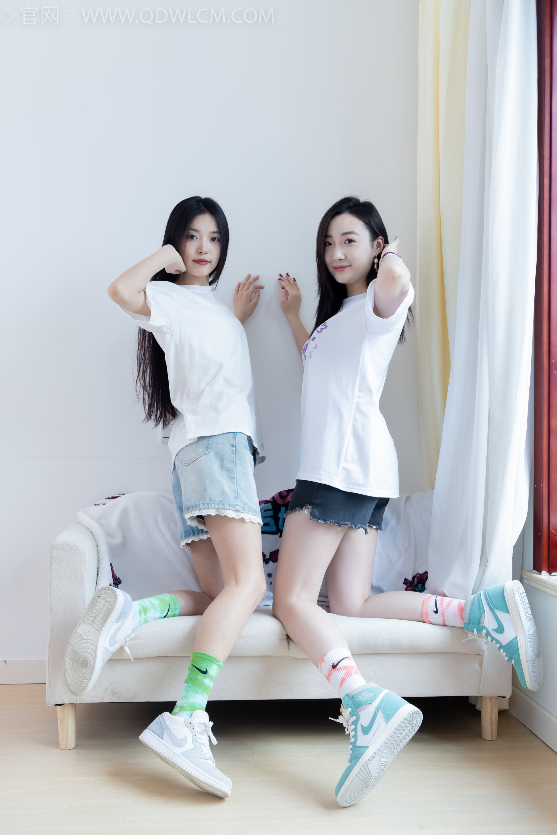 物恋传媒 No.2345 茯苓&恬恬 - 两双板鞋、红棉袜、绿棉袜、裸足/(165P)