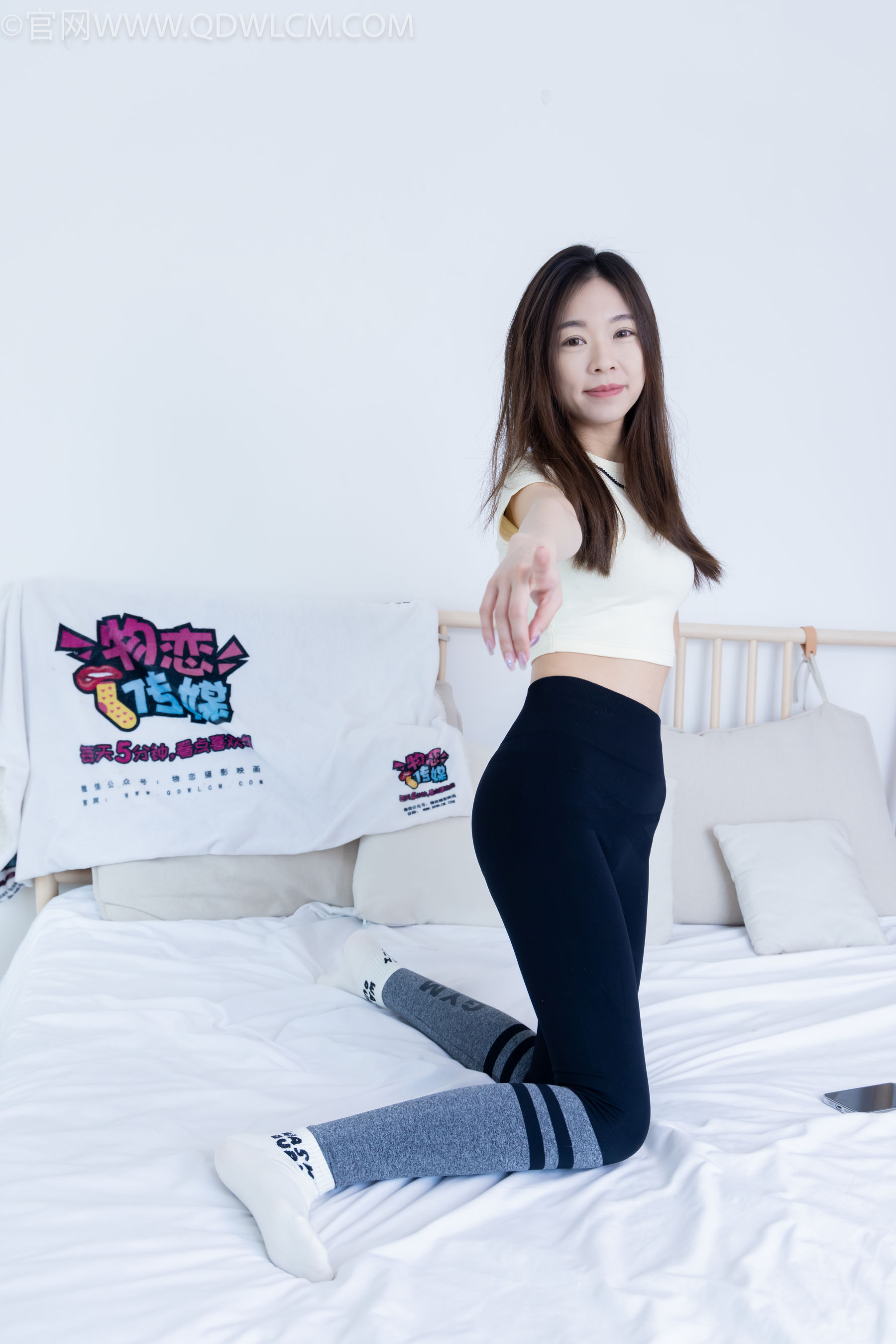 物恋传媒 No.2339 婷婷 - 长靴、白棉袜、裸足/(175P)