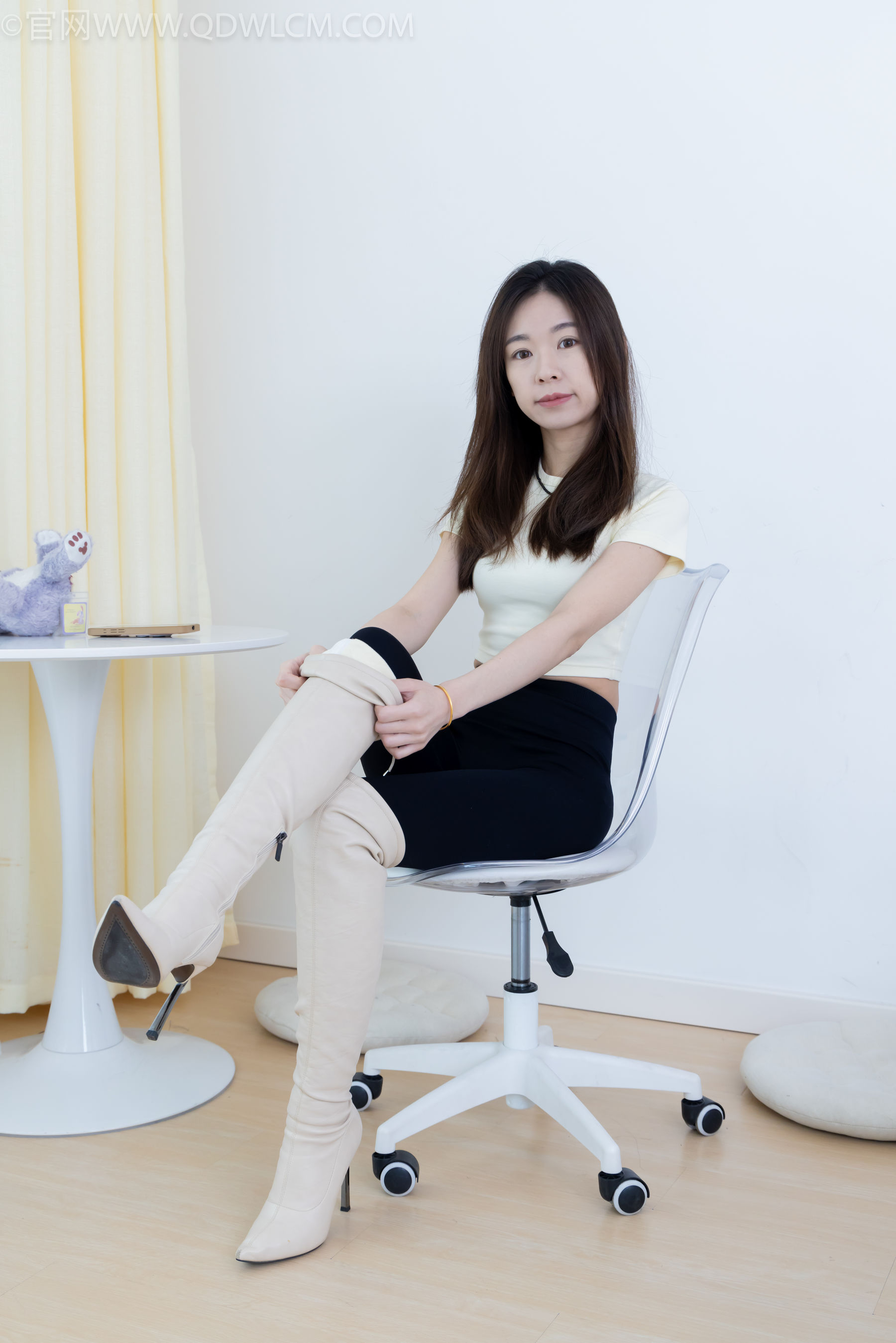 物恋传媒 No.2339 婷婷 - 长靴、白棉袜、裸足/(175P)