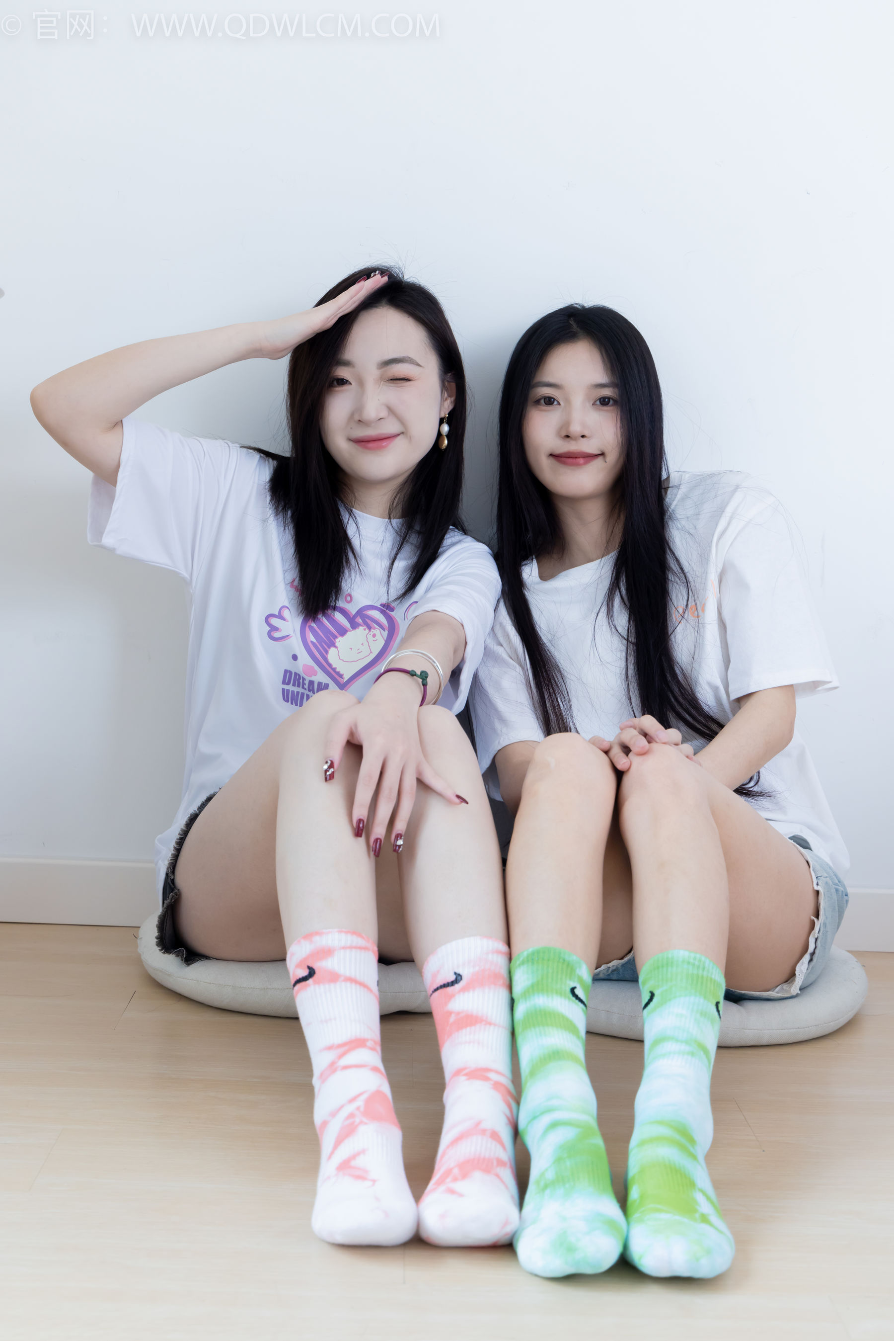 物恋传媒 No.2345 茯苓&恬恬 - 两双板鞋、红棉袜、绿棉袜、裸足/(165P)