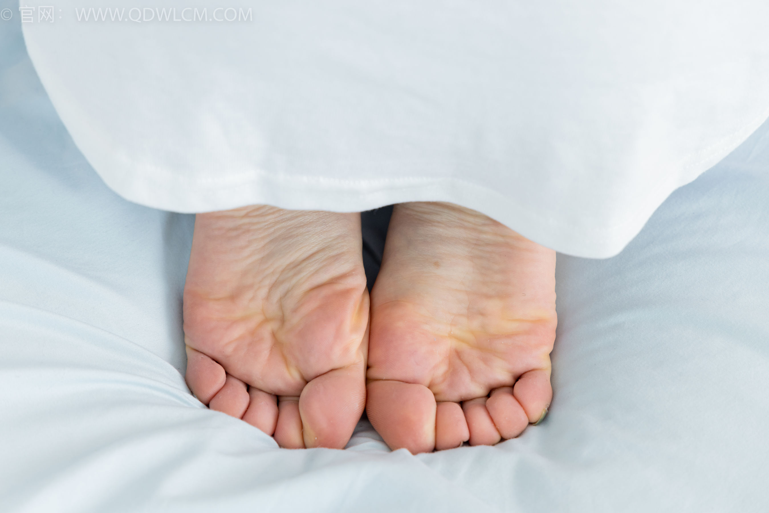 物恋传媒 No.2348 小曦 - 板鞋、白棉袜、裸足/(155P)