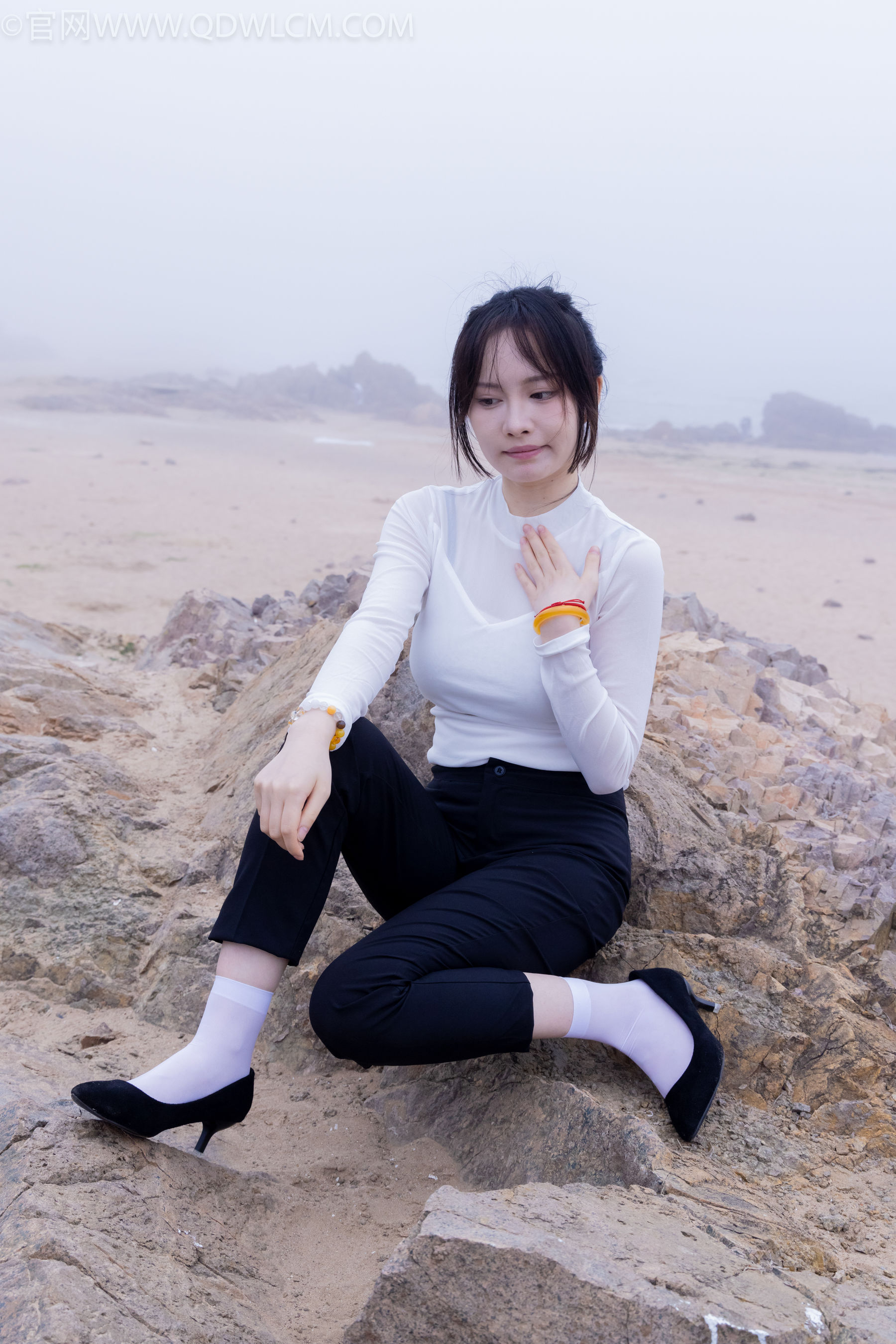 物恋传媒 No.2337 小酒 - 高跟鞋、短黑丝、短白丝/(315P)