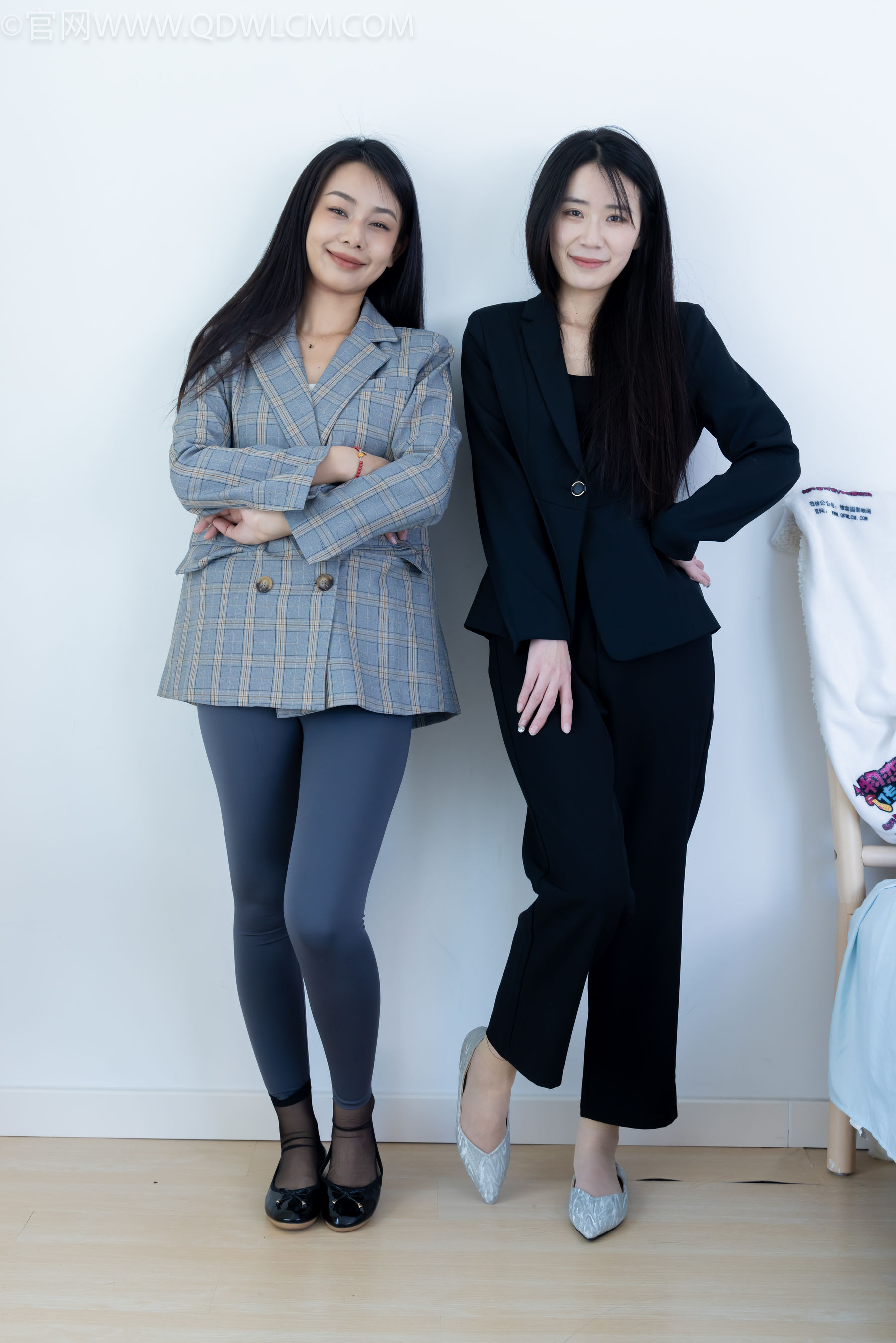 物恋传媒 No.2338 菜菜&岚岚 - 两双平底鞋、短黑丝、短肉丝/(169P)