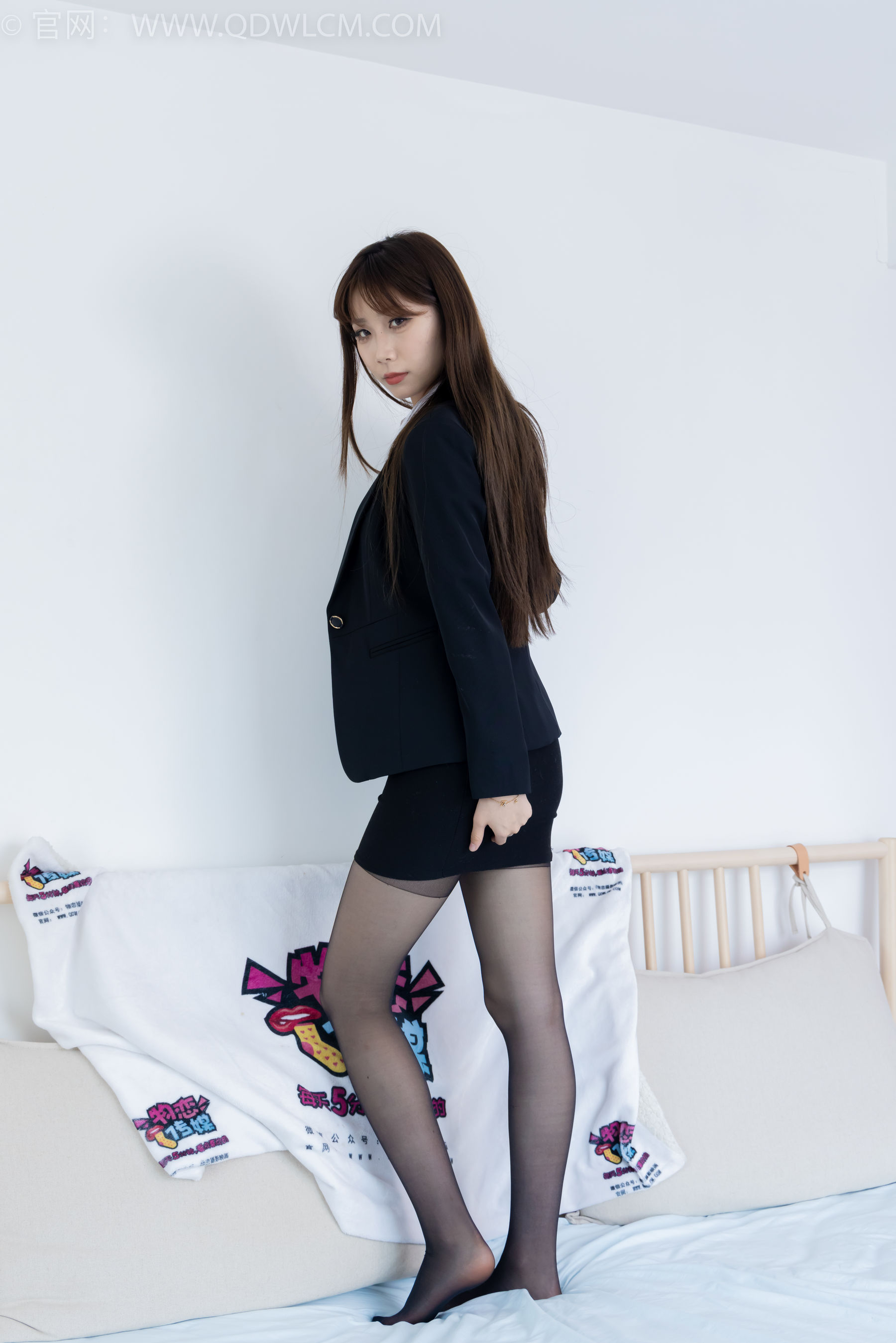 物恋传媒 No.2344 泡泡 - 短靴、薄黑丝、ol制服、高冷不笑御姐版/(150P)