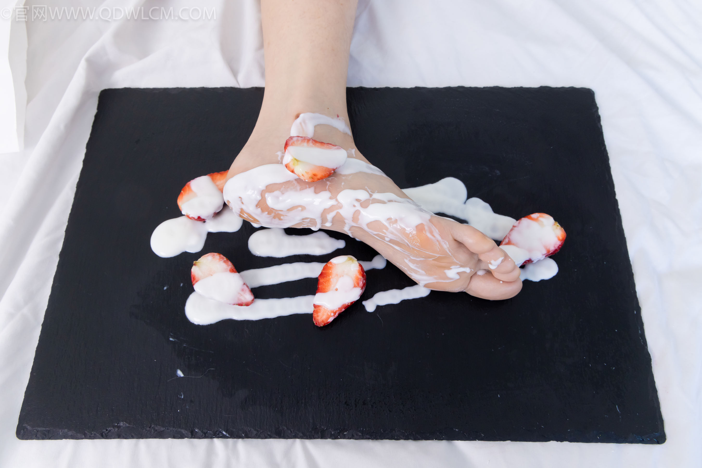 物恋传媒 No.2331 菜菜 - 高跟鞋、薄黑丝、裸足/(352P)