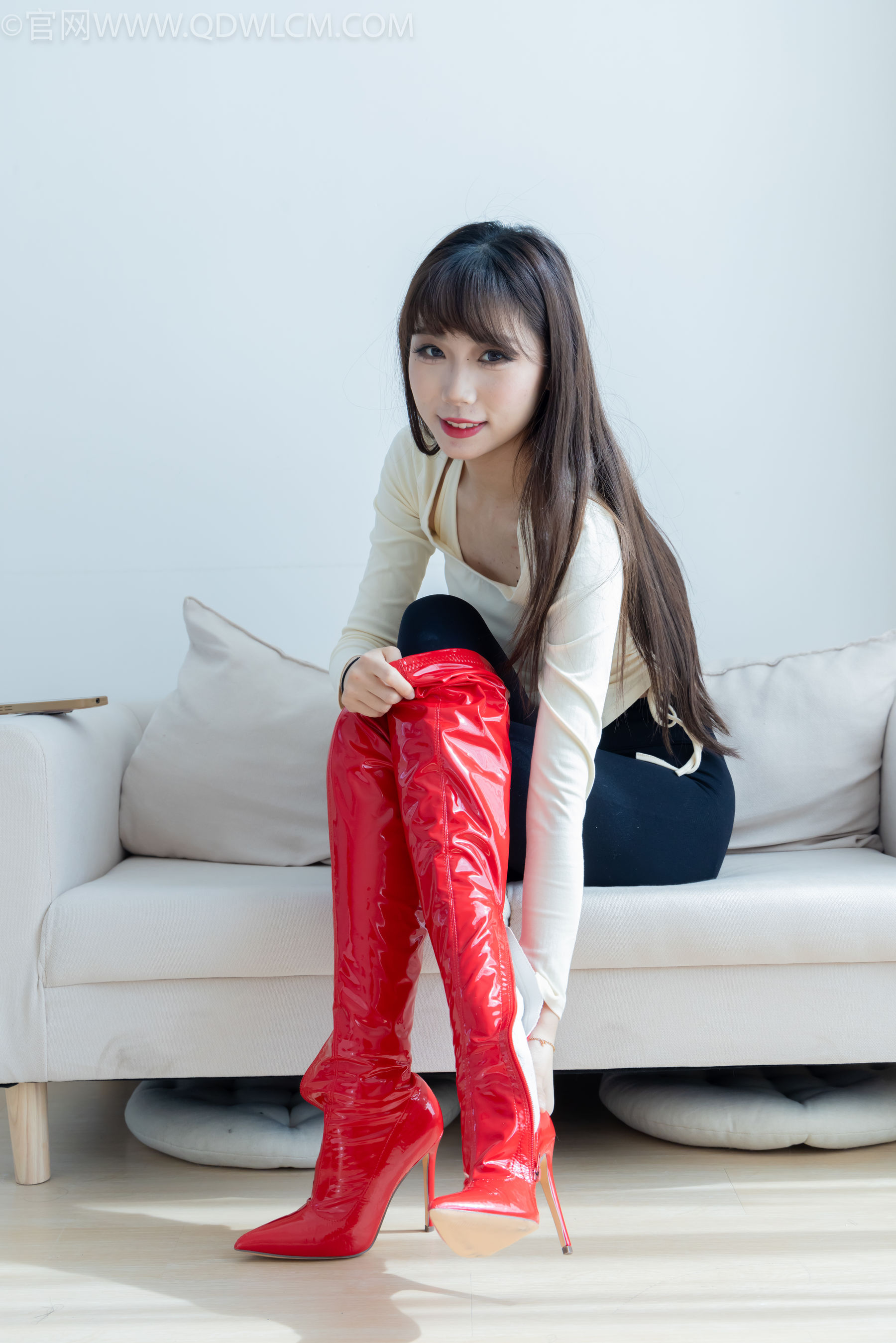 物恋传媒 No.2326 泡泡 - 高跟长靴、白棉袜、裸足/(184P)