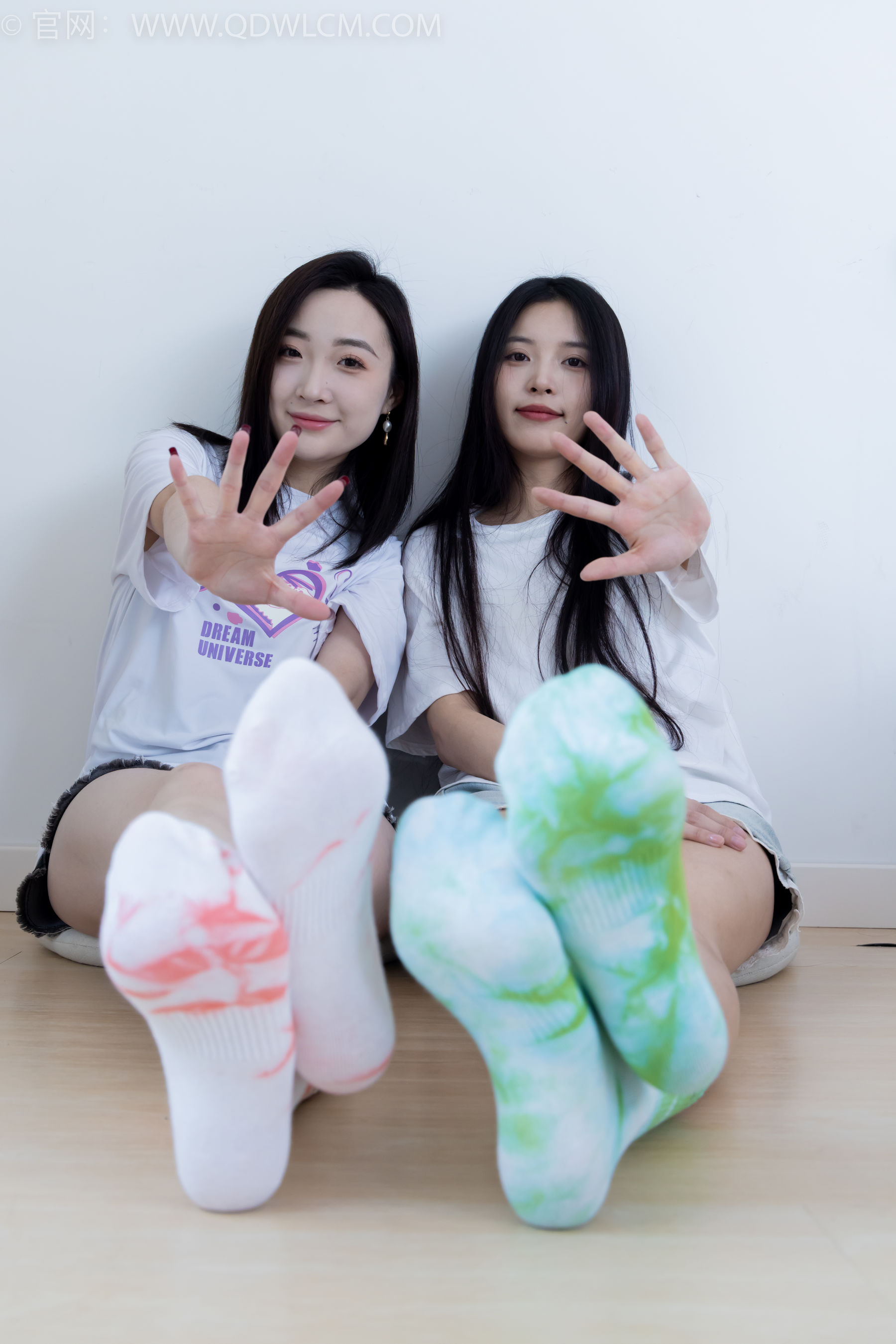 物恋传媒 No.2345 茯苓&恬恬 - 两双板鞋、红棉袜、绿棉袜、裸足/(165P)