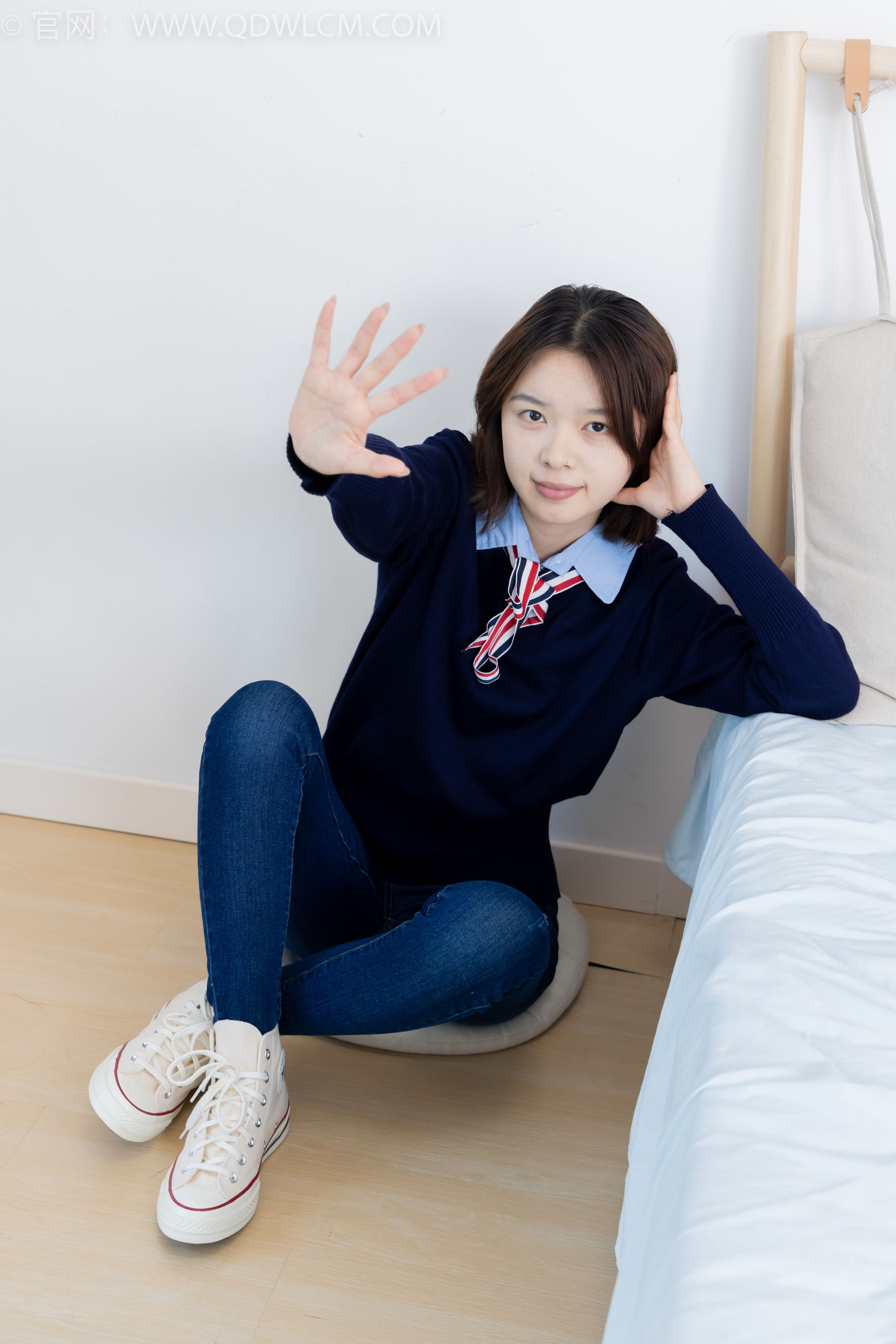 物恋传媒 No.2354 小悦 - 帆布鞋、白棉袜、裸足/(150P)