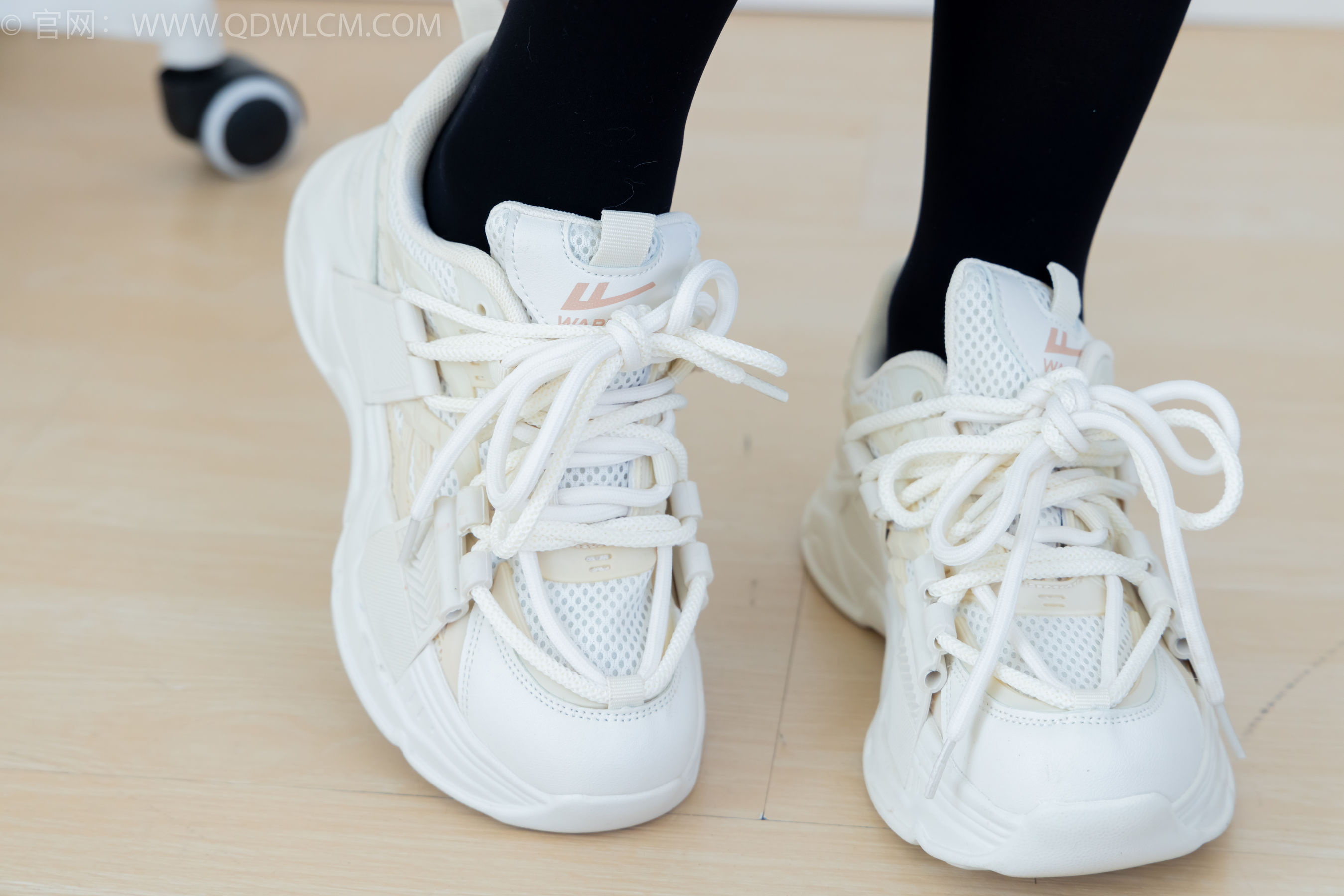 物恋传媒 No.2346 菜菜 - 运动鞋、厚黑丝、裸足/(167P)