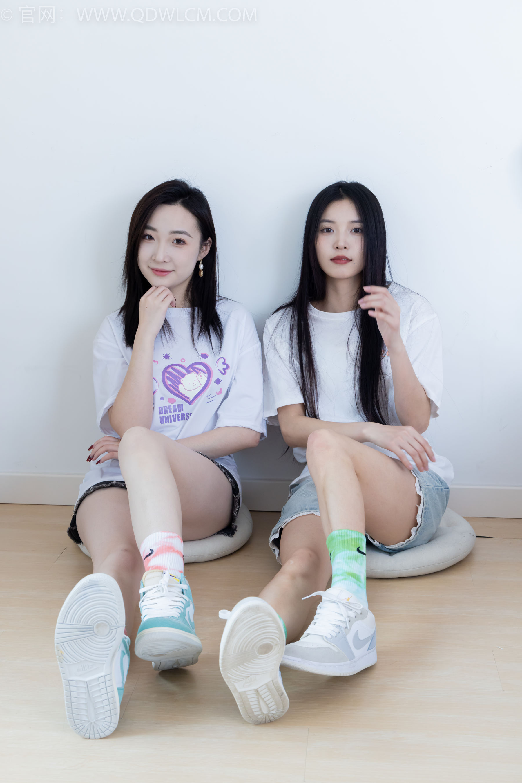 物恋传媒 No.2345 茯苓&恬恬 - 两双板鞋、红棉袜、绿棉袜、裸足/(165P)