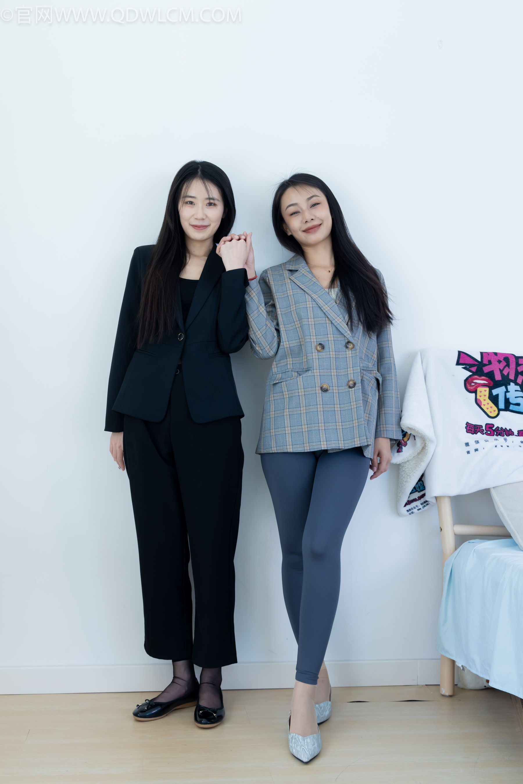 物恋传媒 No.2338 菜菜&岚岚 - 两双平底鞋、短黑丝、短肉丝/(169P)