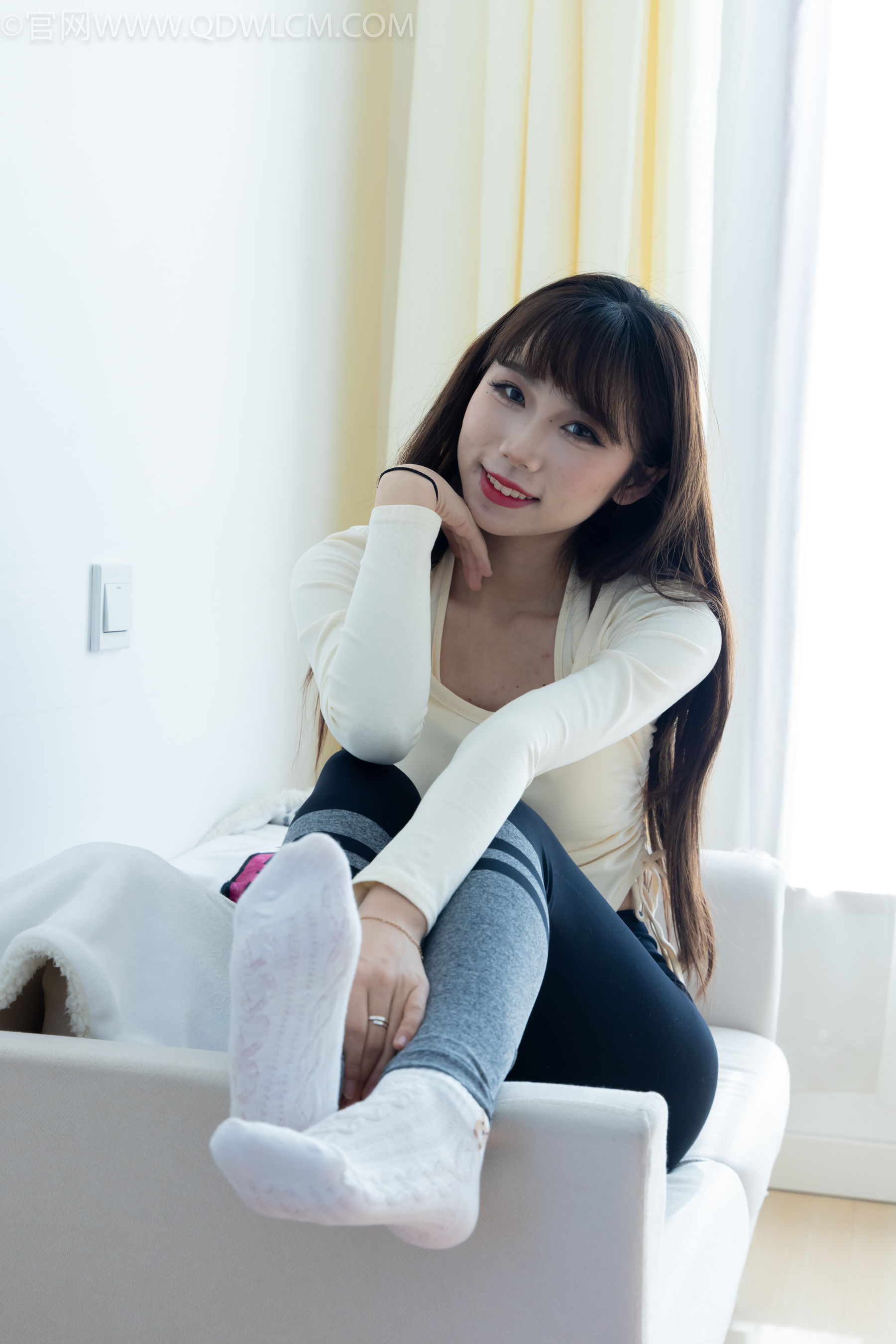 物恋传媒 No.2326 泡泡 - 高跟长靴、白棉袜、裸足/(184P)