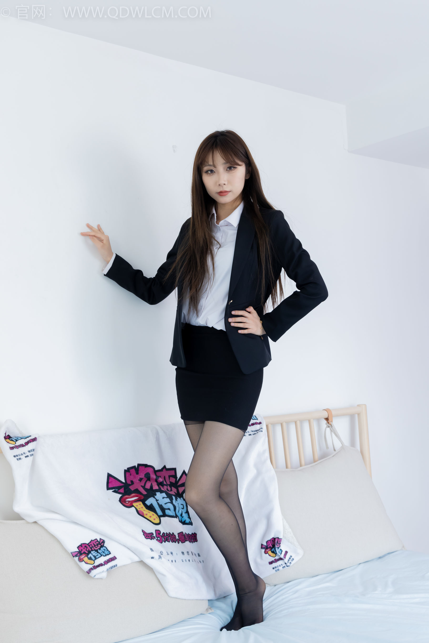 物恋传媒 No.2344 泡泡 - 短靴、薄黑丝、ol制服、高冷不笑御姐版/(150P)