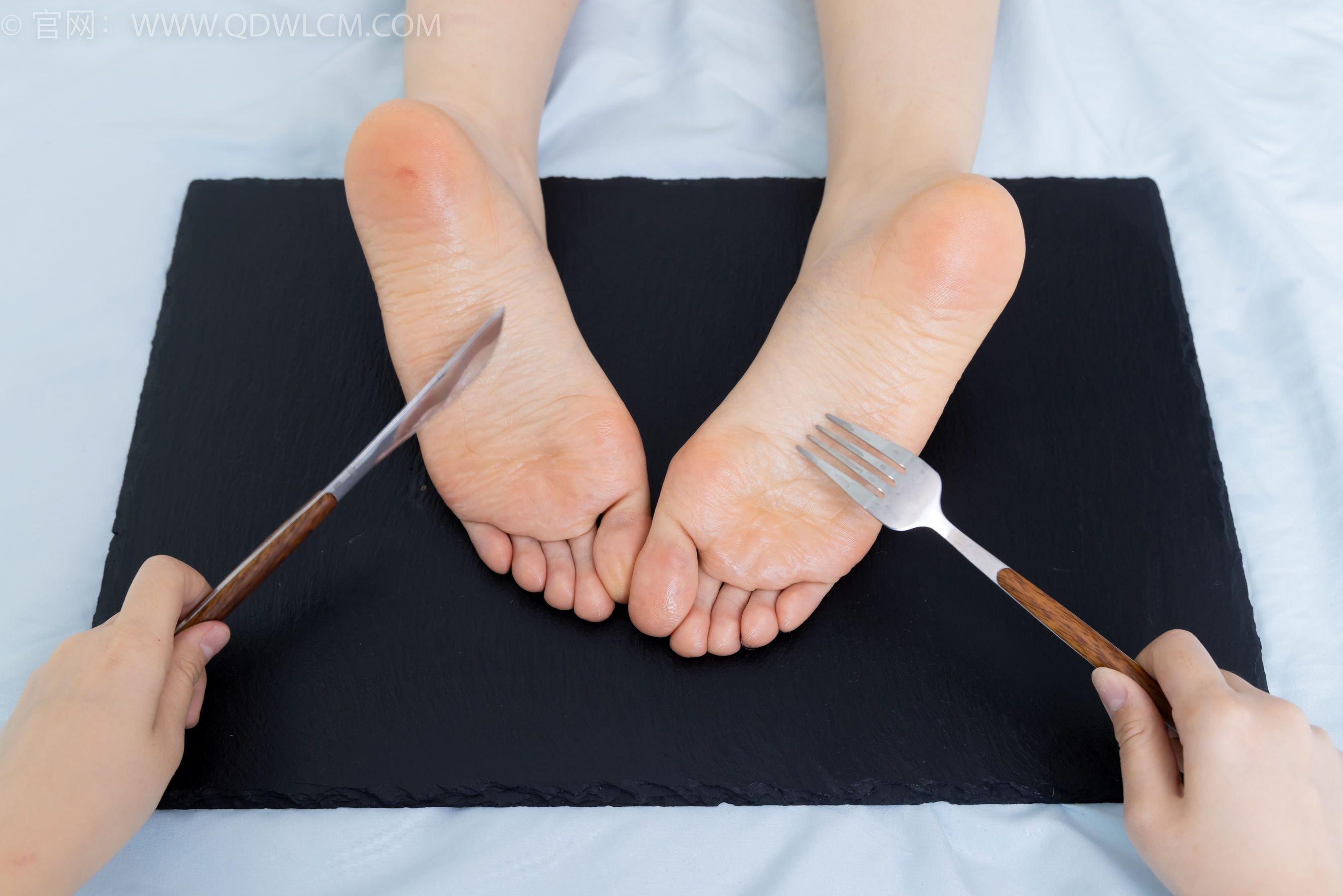 物恋传媒 No.2341 嘟嘟 - 板鞋、白棉袜、裸足、裸足涂精油/(190P)