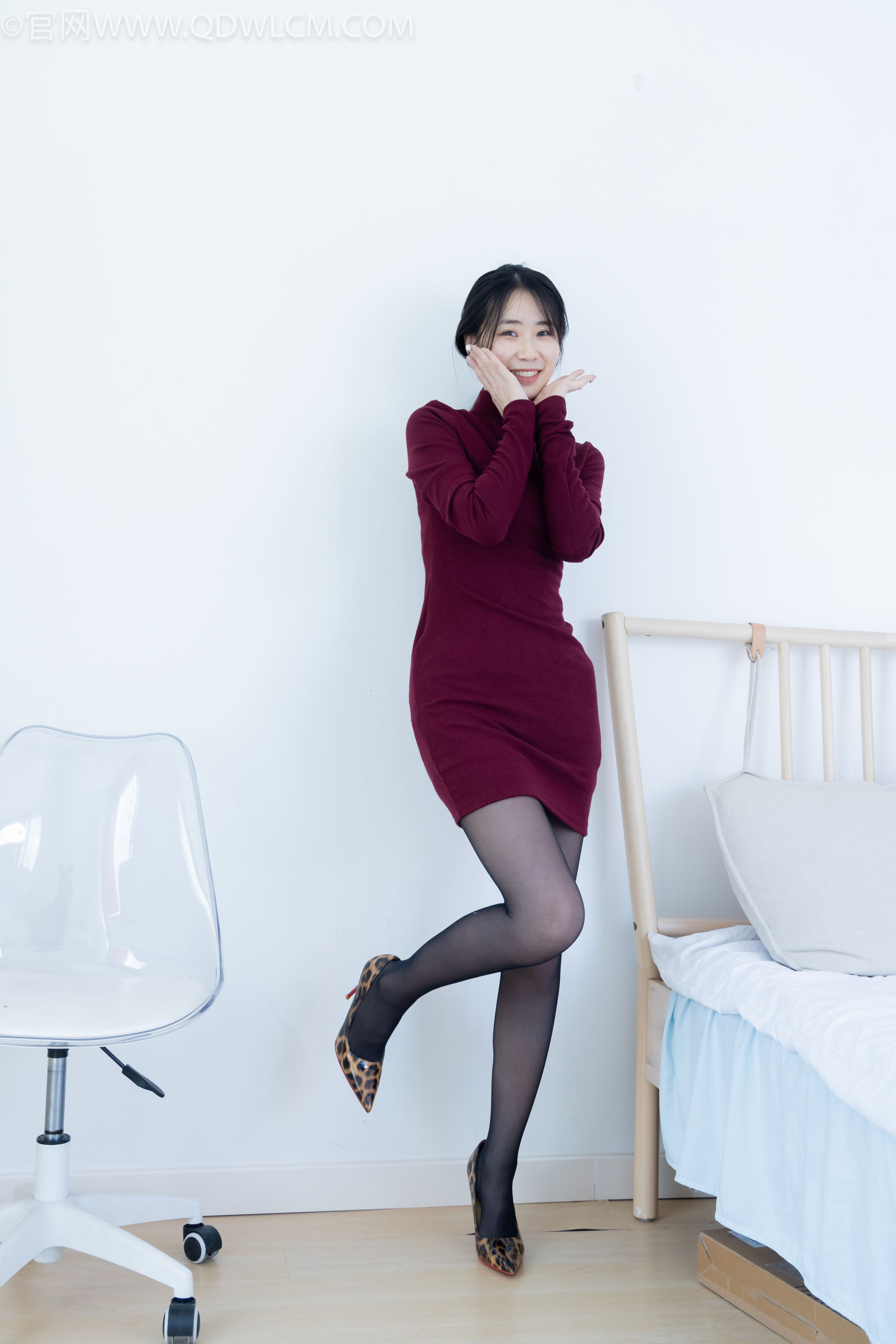 物恋传媒 No.2331 菜菜 - 高跟鞋、薄黑丝、裸足/(352P)