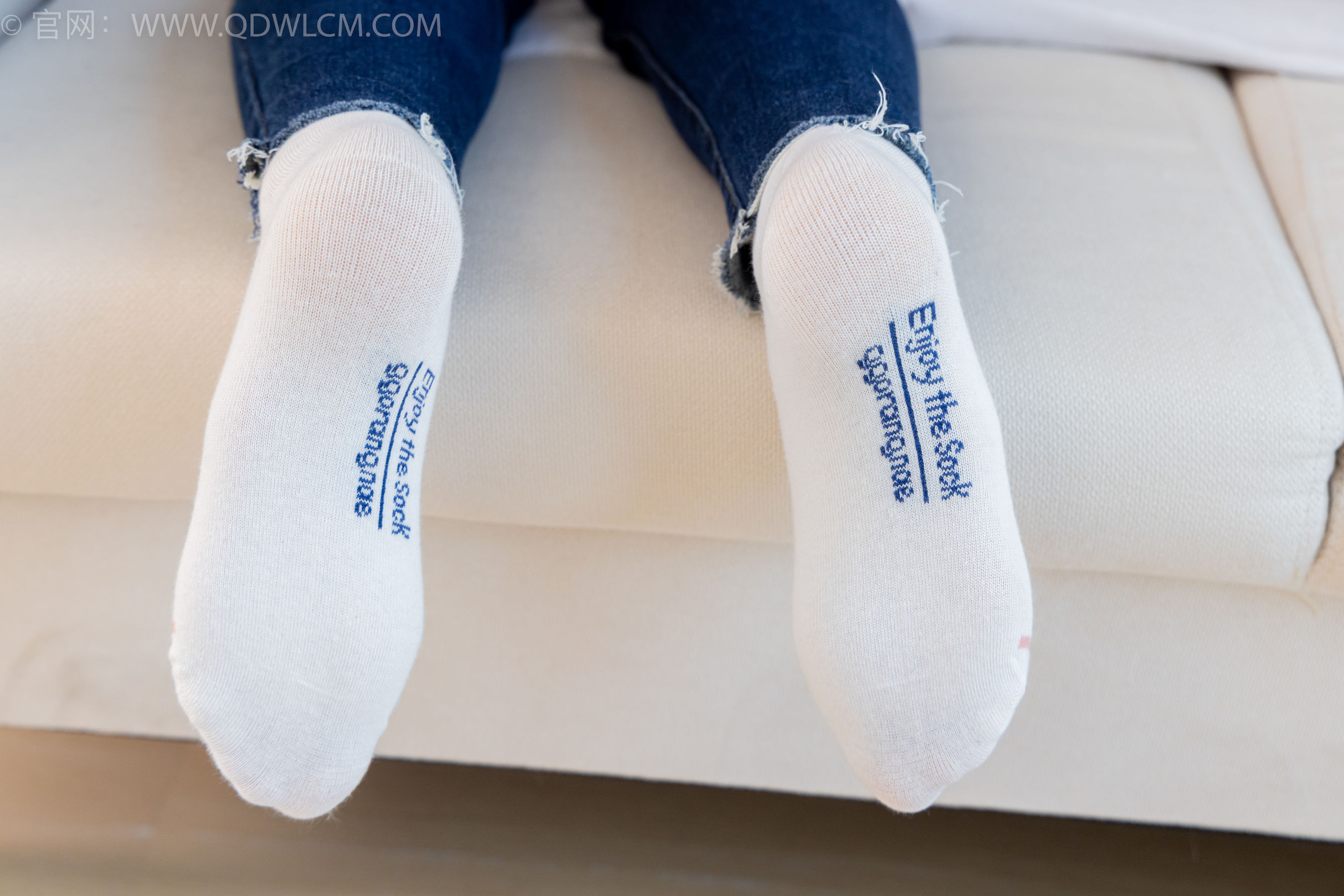 物恋传媒 No.2354 小悦 - 帆布鞋、白棉袜、裸足/(150P)