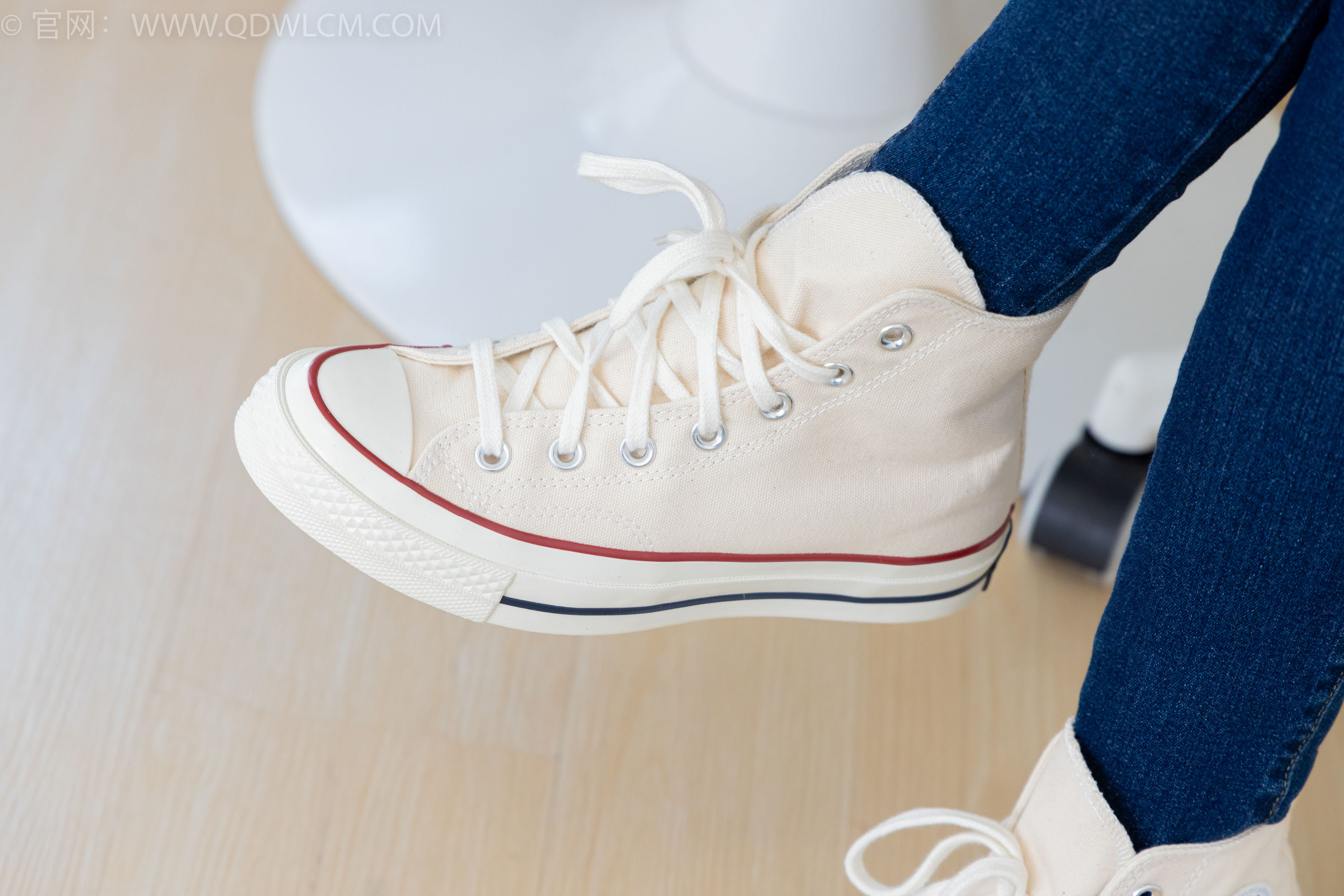 物恋传媒 No.2354 小悦 - 帆布鞋、白棉袜、裸足/(150P)