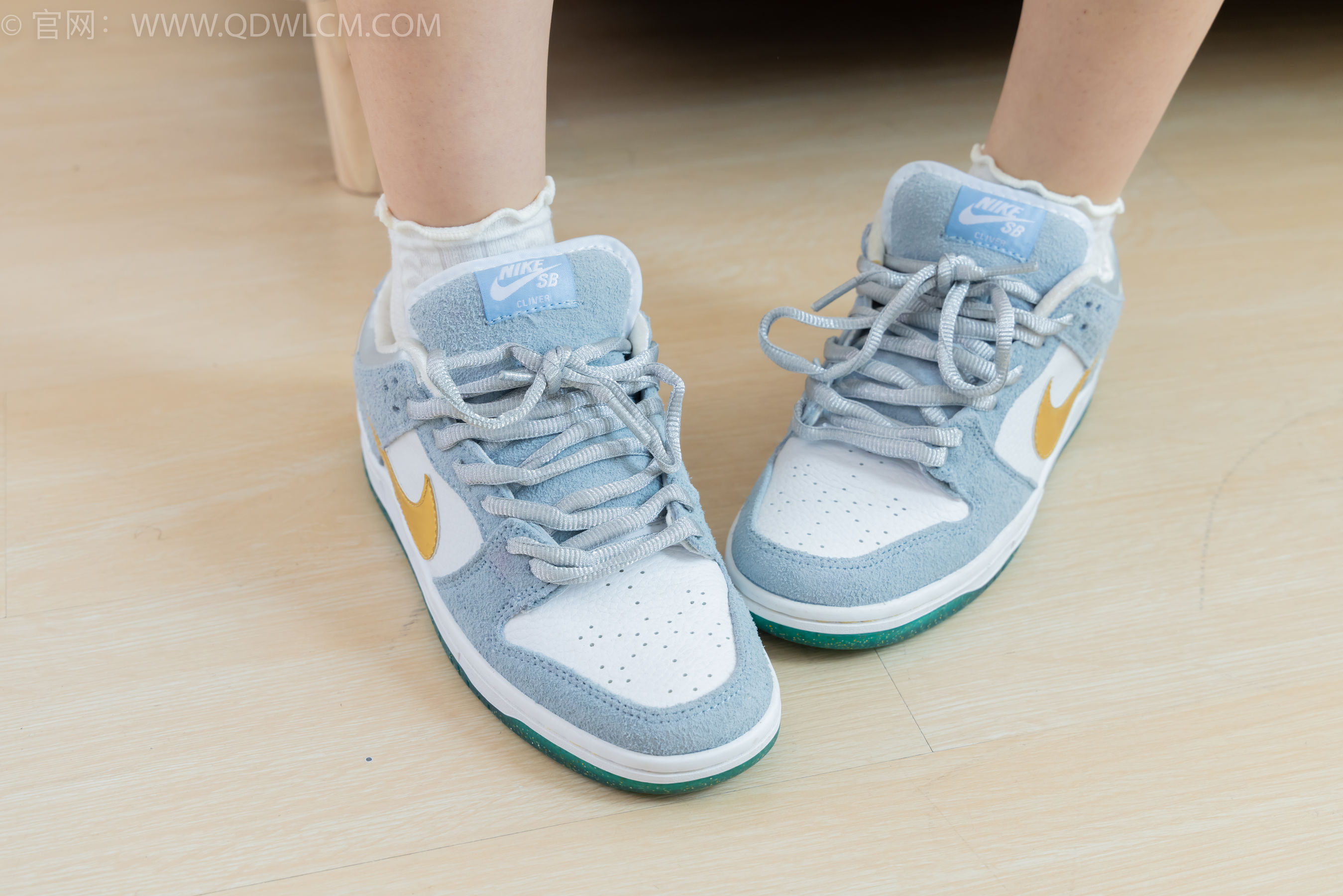 物恋传媒 No.2341 嘟嘟 - 板鞋、白棉袜、裸足、裸足涂精油/(190P)