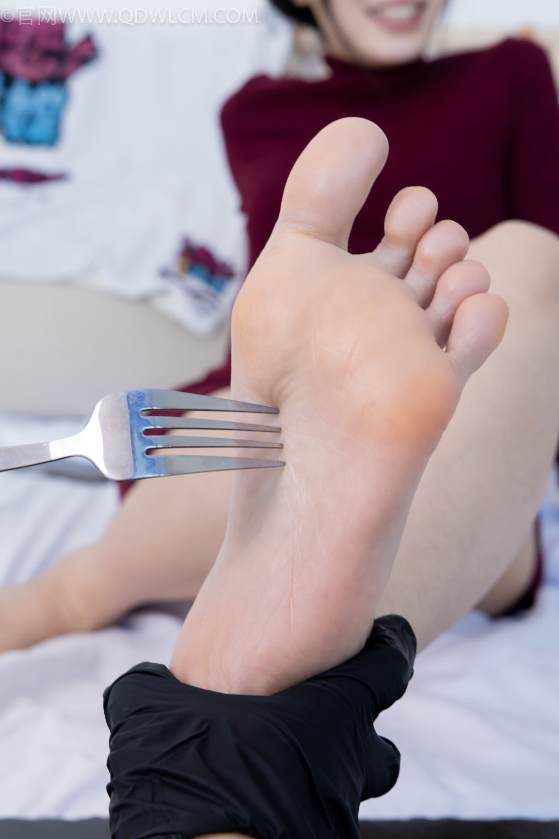 物恋传媒 No.2331 菜菜 - 高跟鞋、薄黑丝、裸足/(352P)