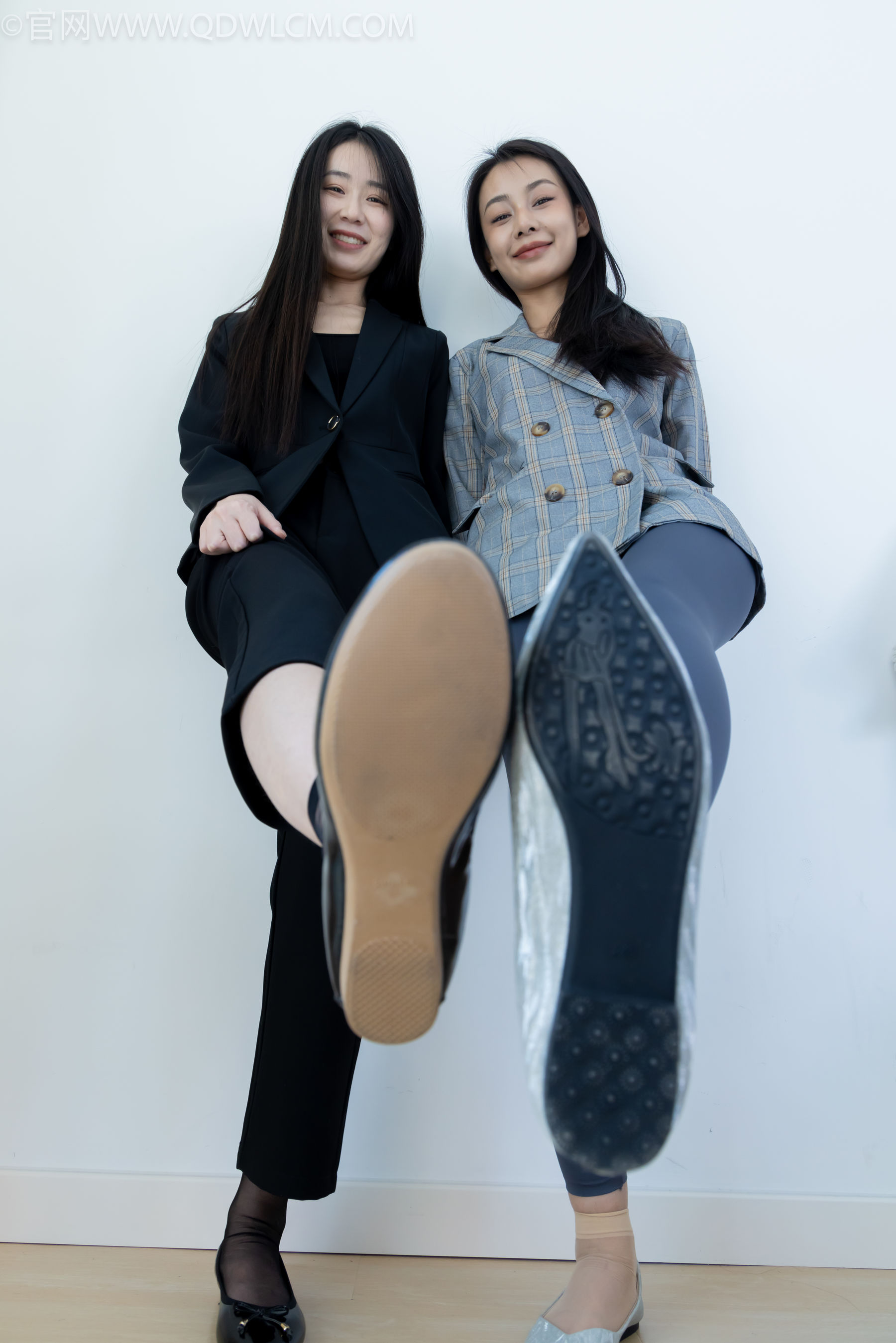 物恋传媒 No.2338 菜菜&岚岚 - 两双平底鞋、短黑丝、短肉丝/(169P)