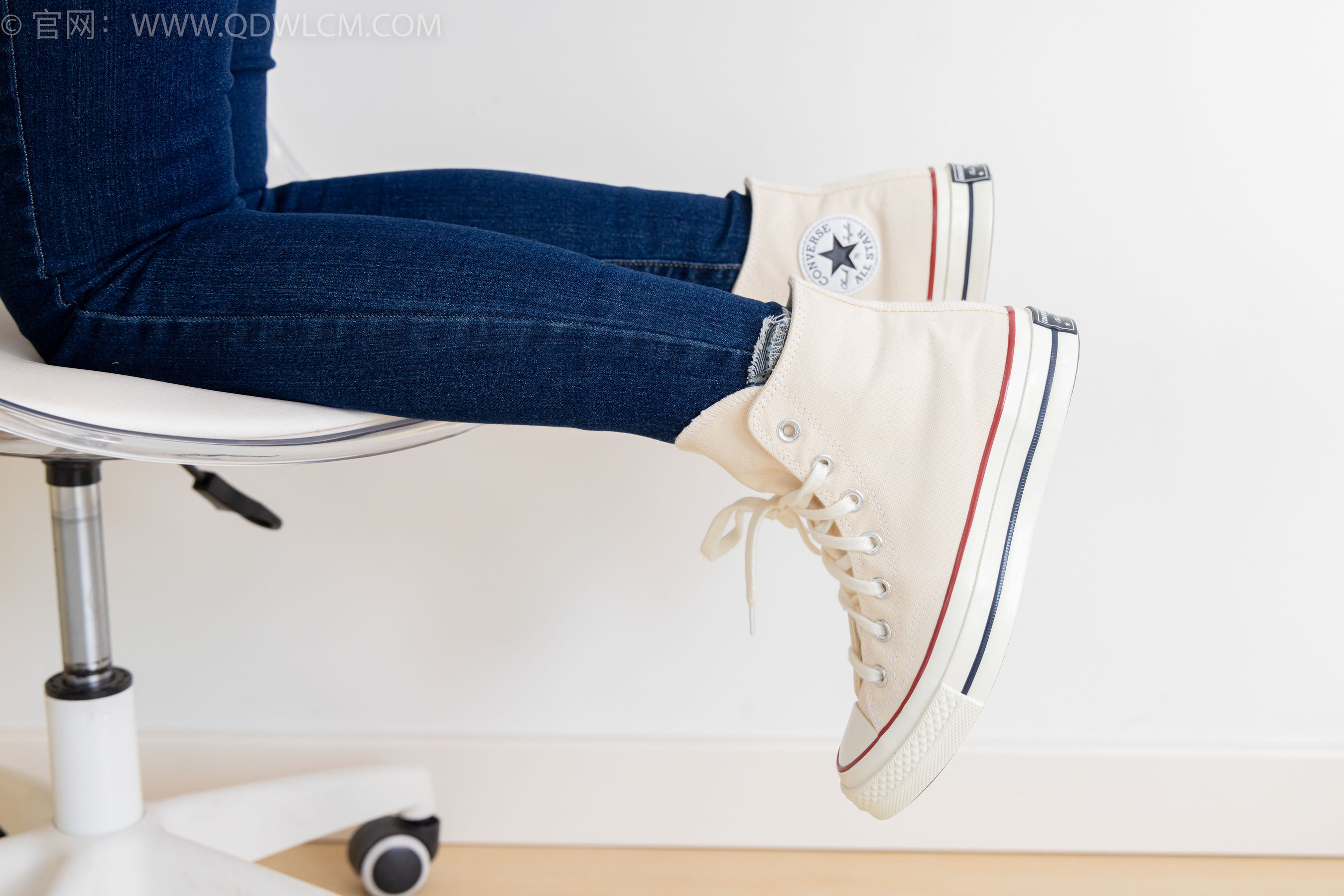 物恋传媒 No.2354 小悦 - 帆布鞋、白棉袜、裸足/(150P)