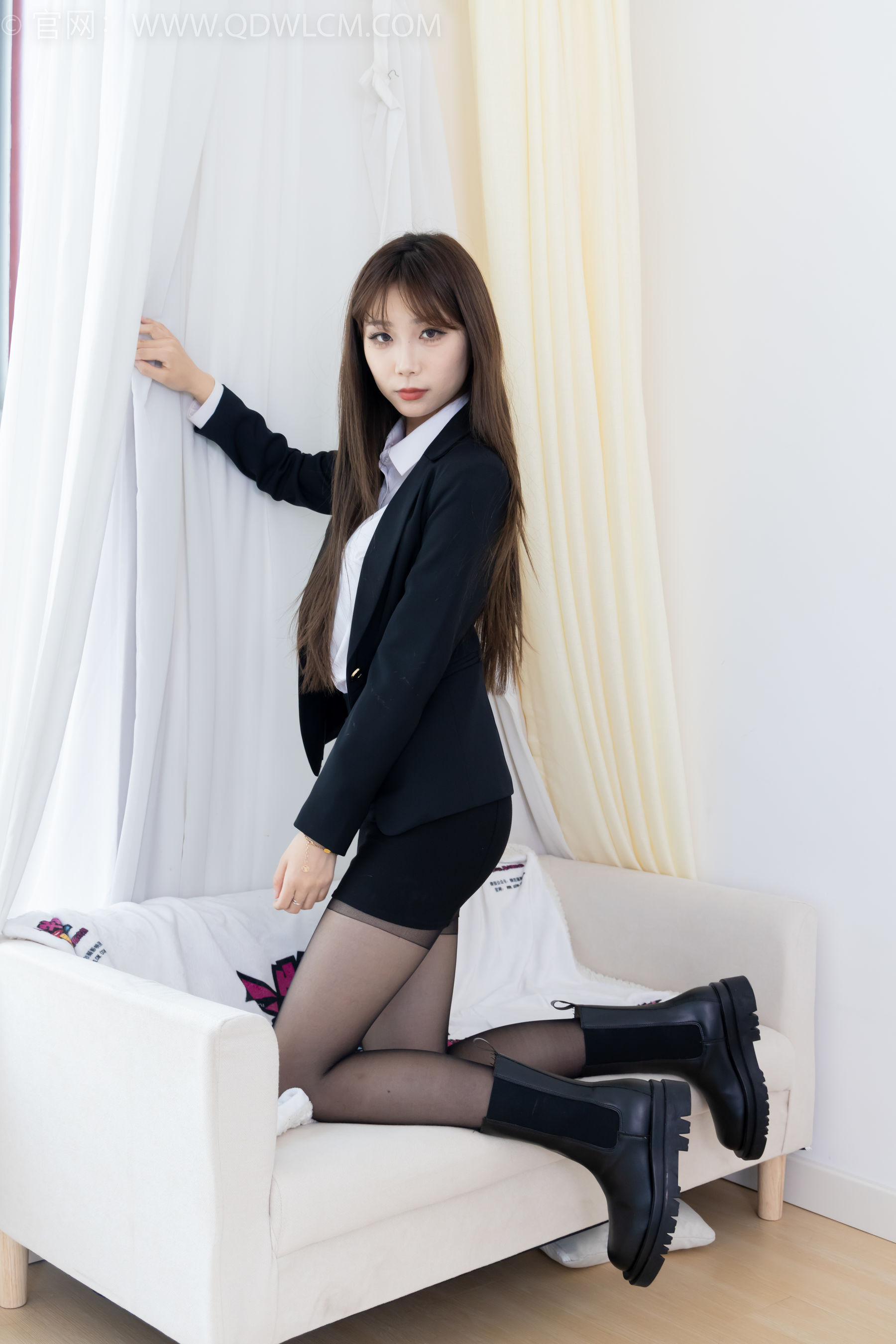 物恋传媒 No.2344 泡泡 - 短靴、薄黑丝、ol制服、高冷不笑御姐版/(150P)