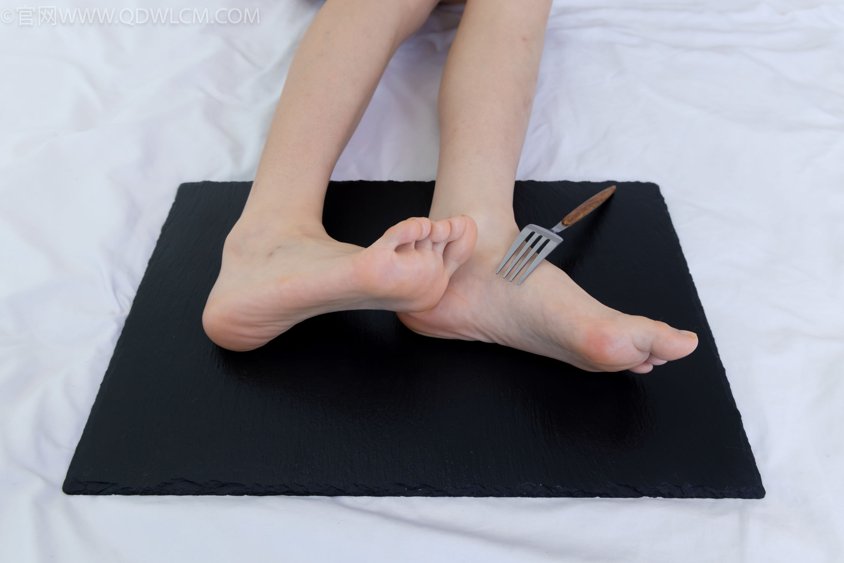 物恋传媒 No.2334 嘉木 - 运动鞋、厚白丝、裸足、裸足/(242P)