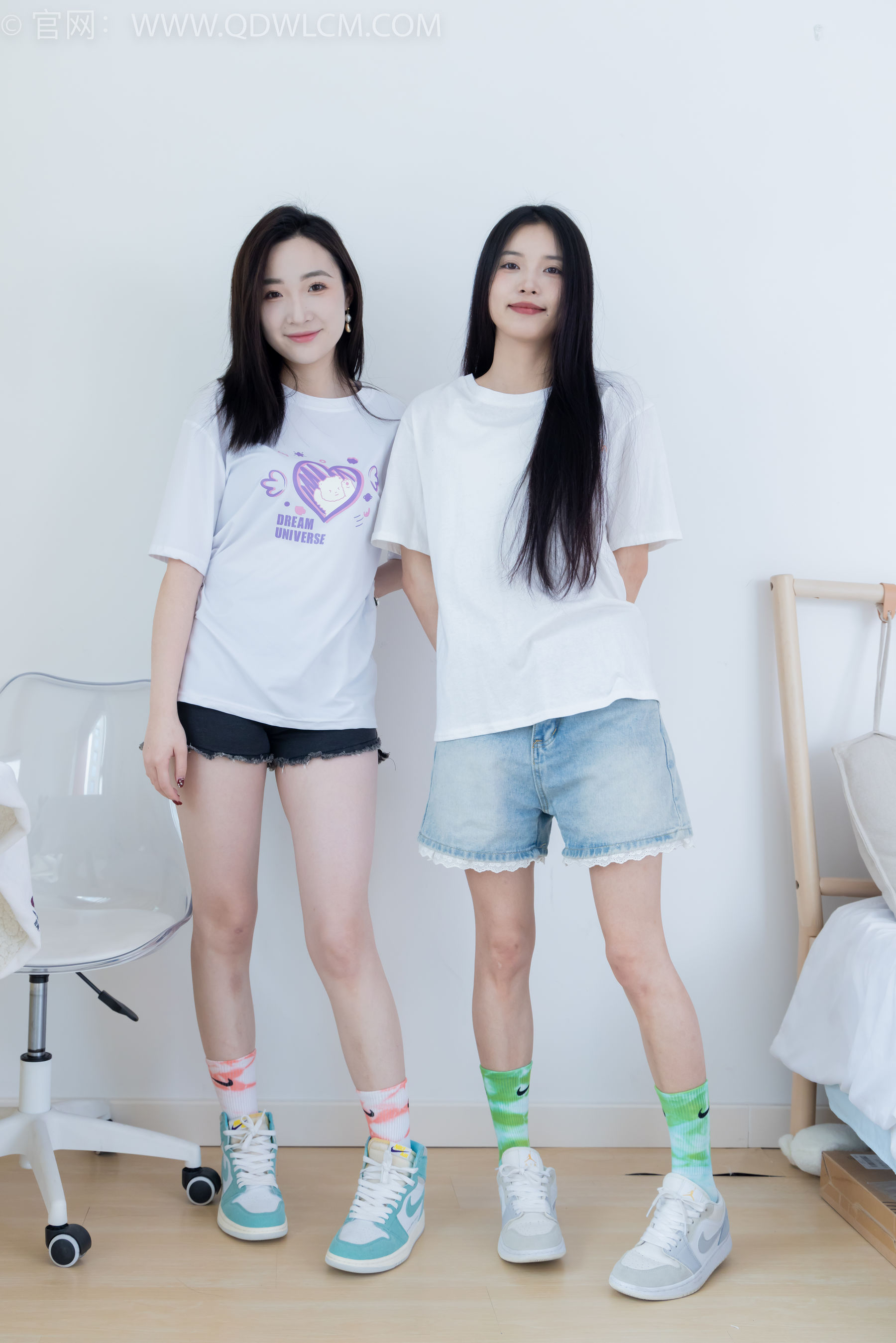 物恋传媒 No.2345 茯苓&恬恬 - 两双板鞋、红棉袜、绿棉袜、裸足/(165P)