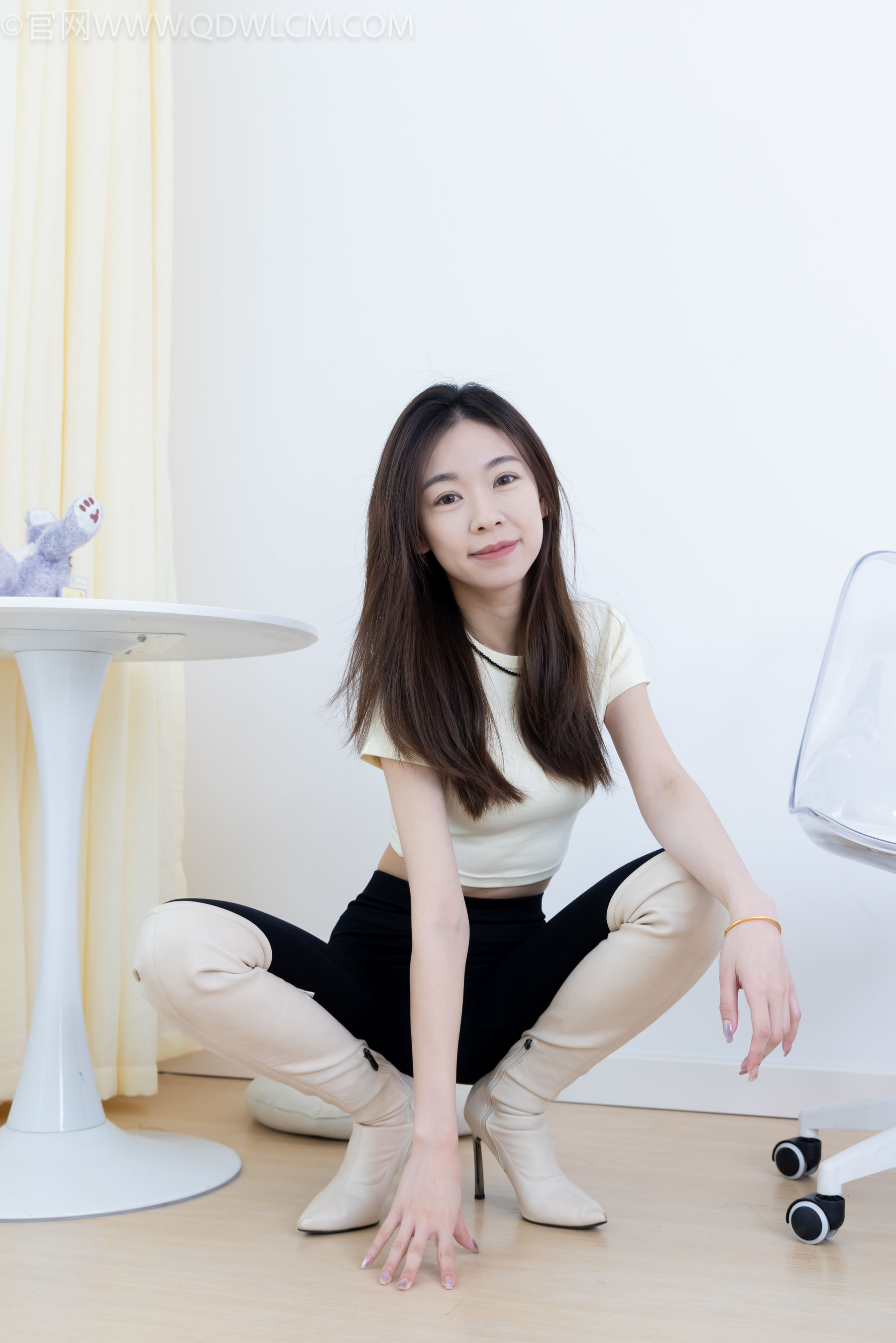 物恋传媒 No.2339 婷婷 - 长靴、白棉袜、裸足/(175P)