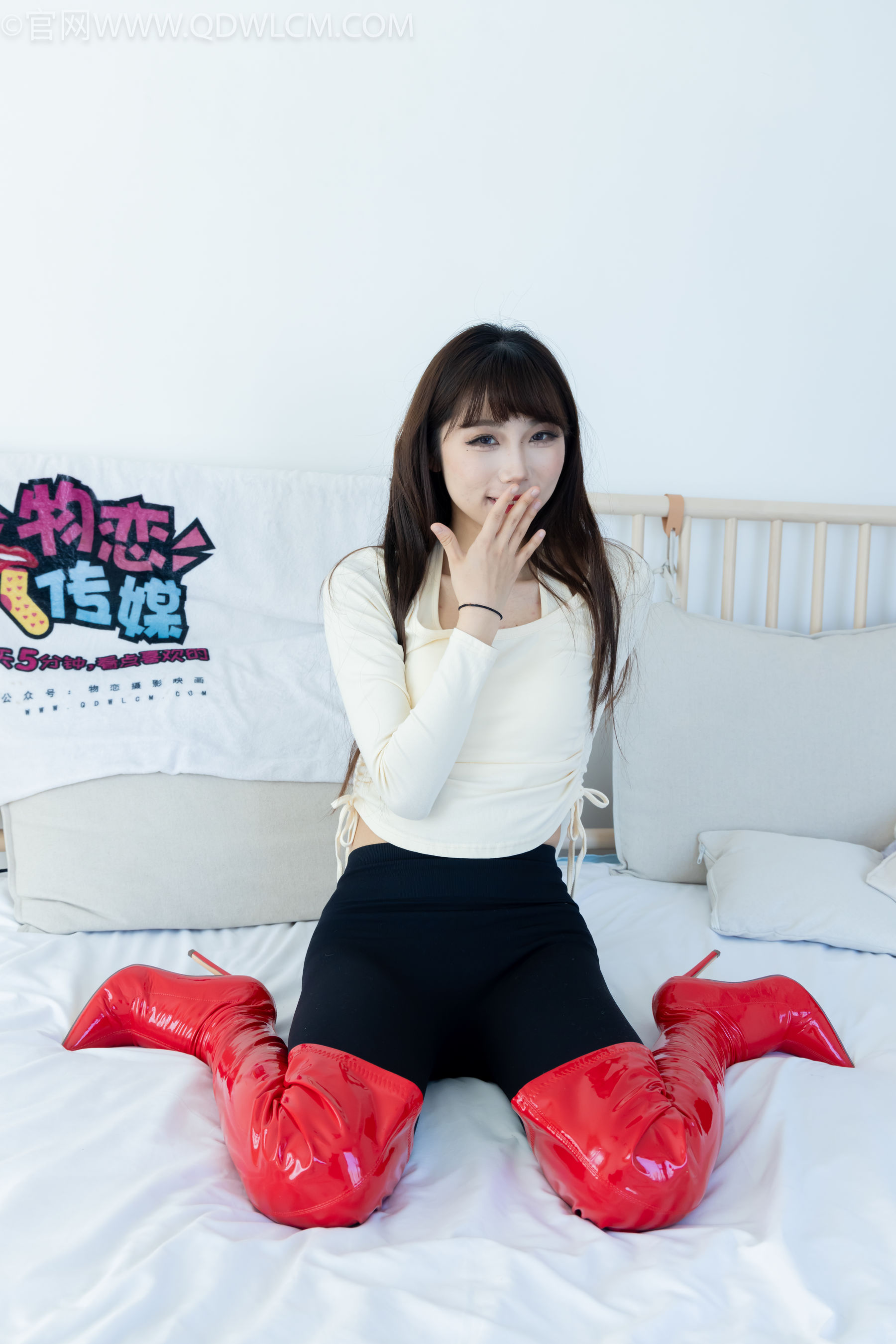 物恋传媒 No.2326 泡泡 - 高跟长靴、白棉袜、裸足/(184P)