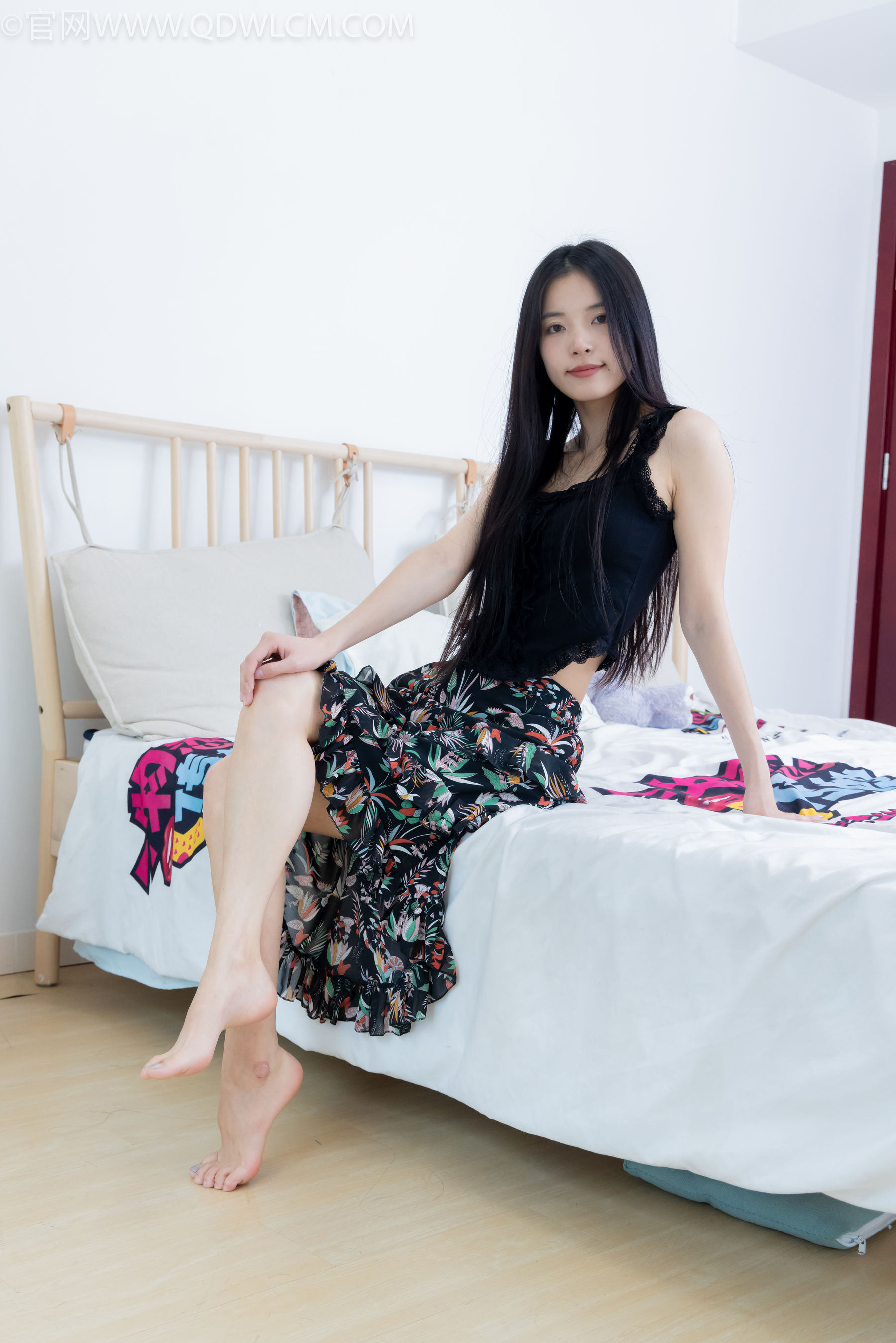 物恋传媒 No.2332 茯苓 - 短靴、短黑丝、裸足/(184P)