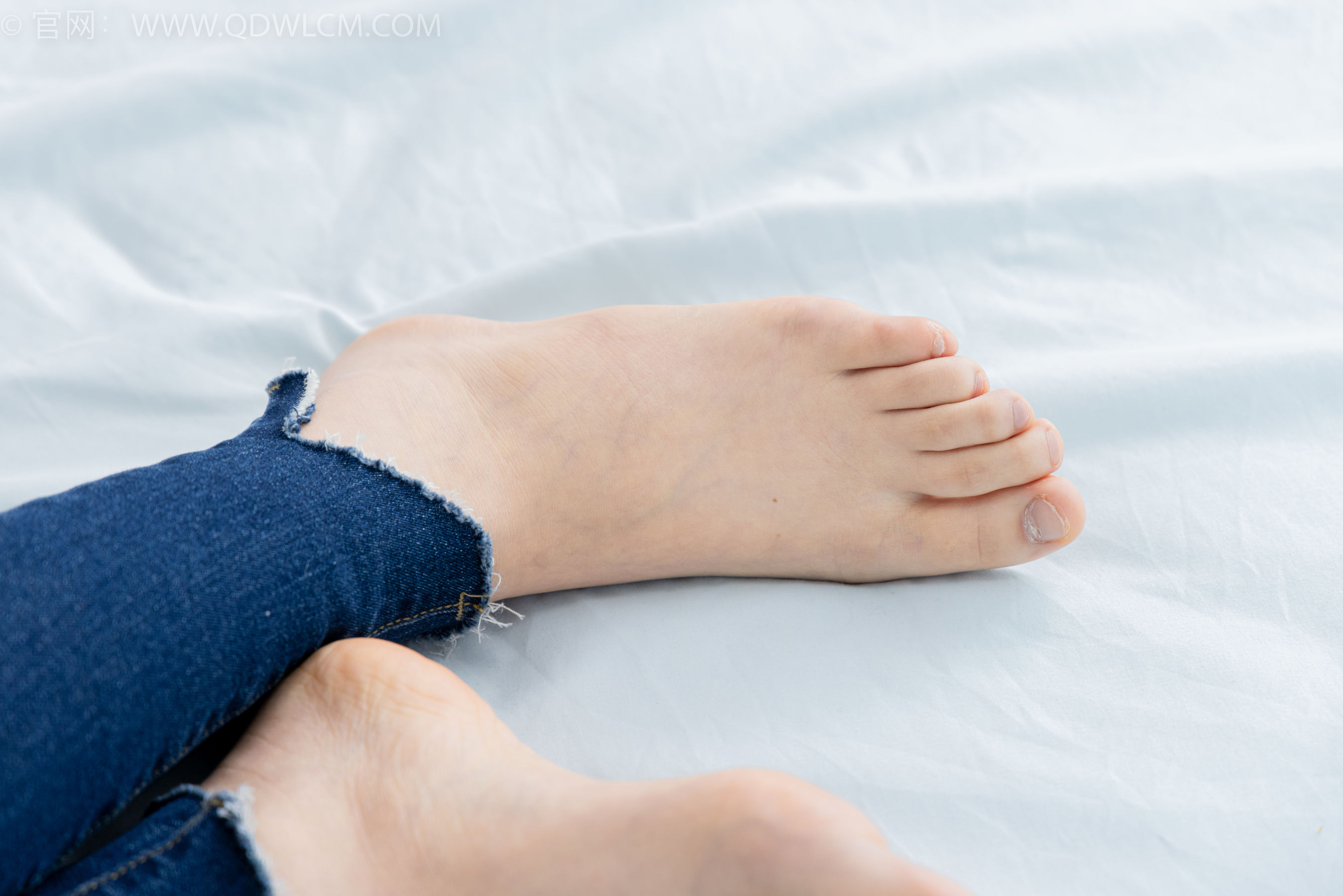 物恋传媒 No.2354 小悦 - 帆布鞋、白棉袜、裸足/(150P)