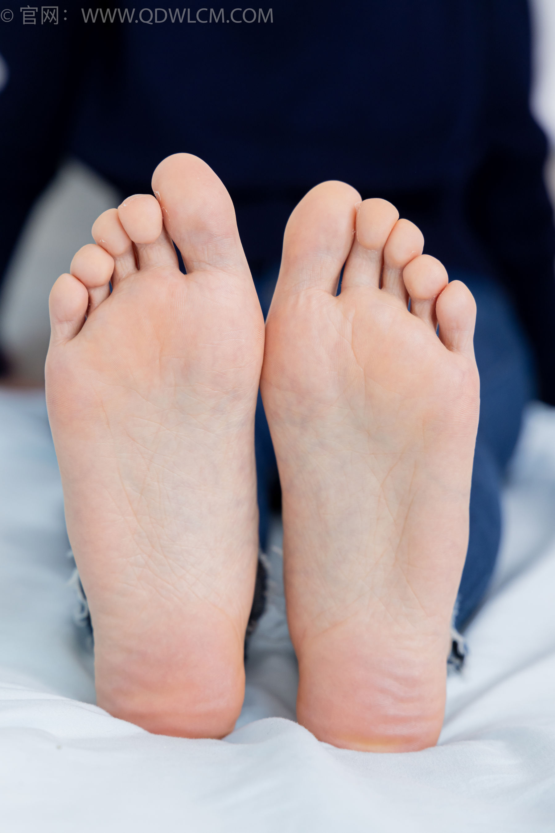 物恋传媒 No.2354 小悦 - 帆布鞋、白棉袜、裸足/(150P)