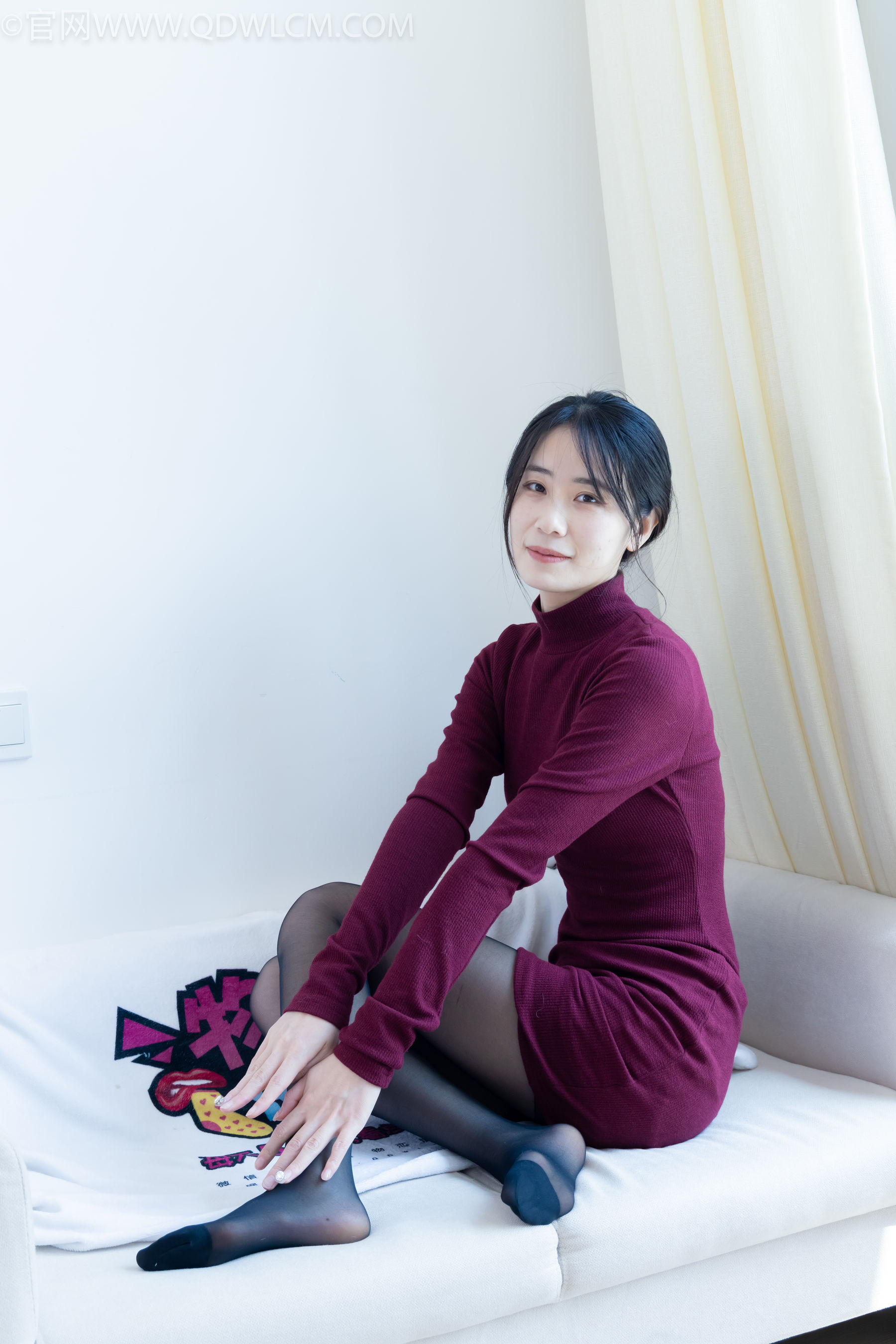 物恋传媒 No.2331 菜菜 - 高跟鞋、薄黑丝、裸足/(352P)