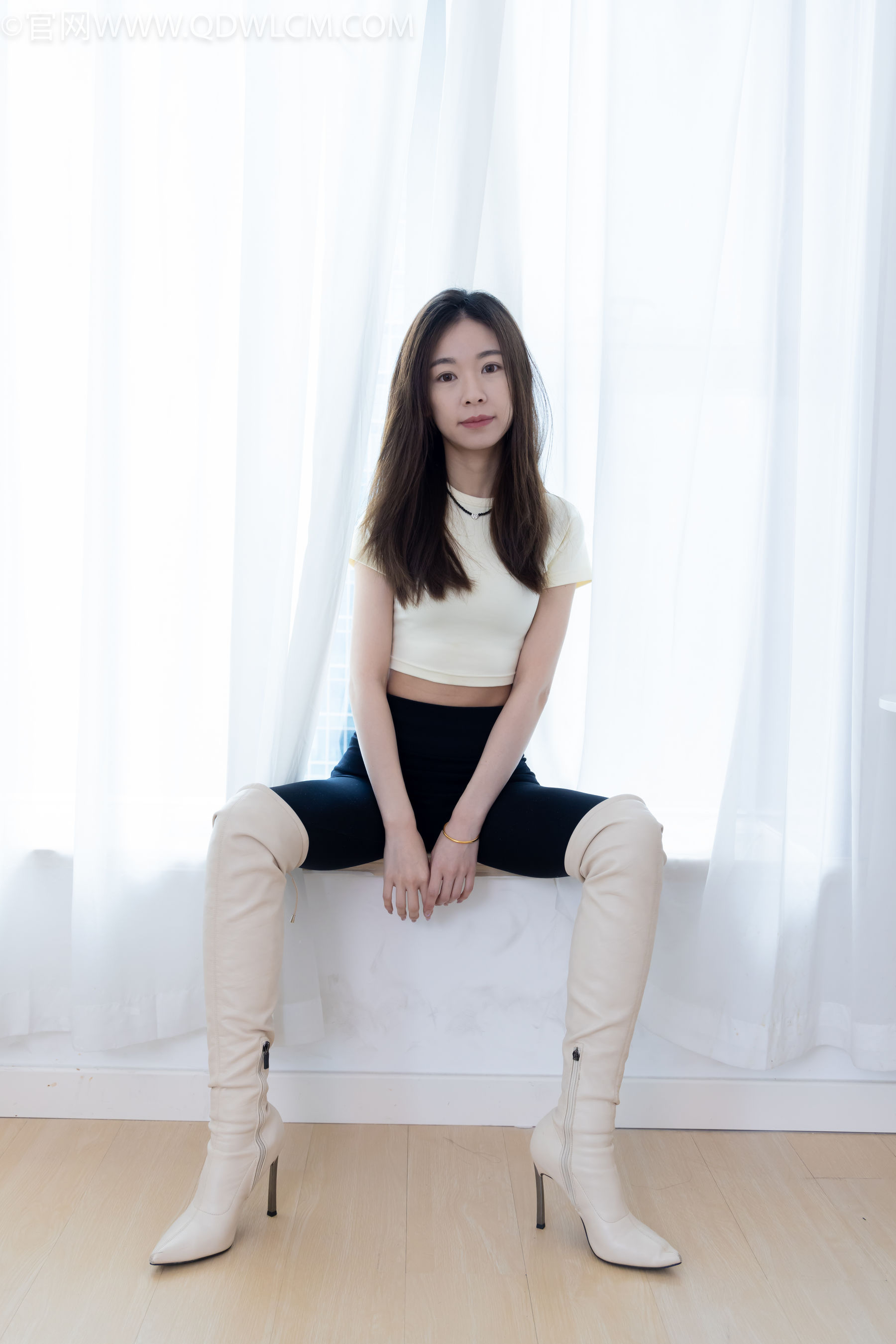 物恋传媒 No.2339 婷婷 - 长靴、白棉袜、裸足/(175P)