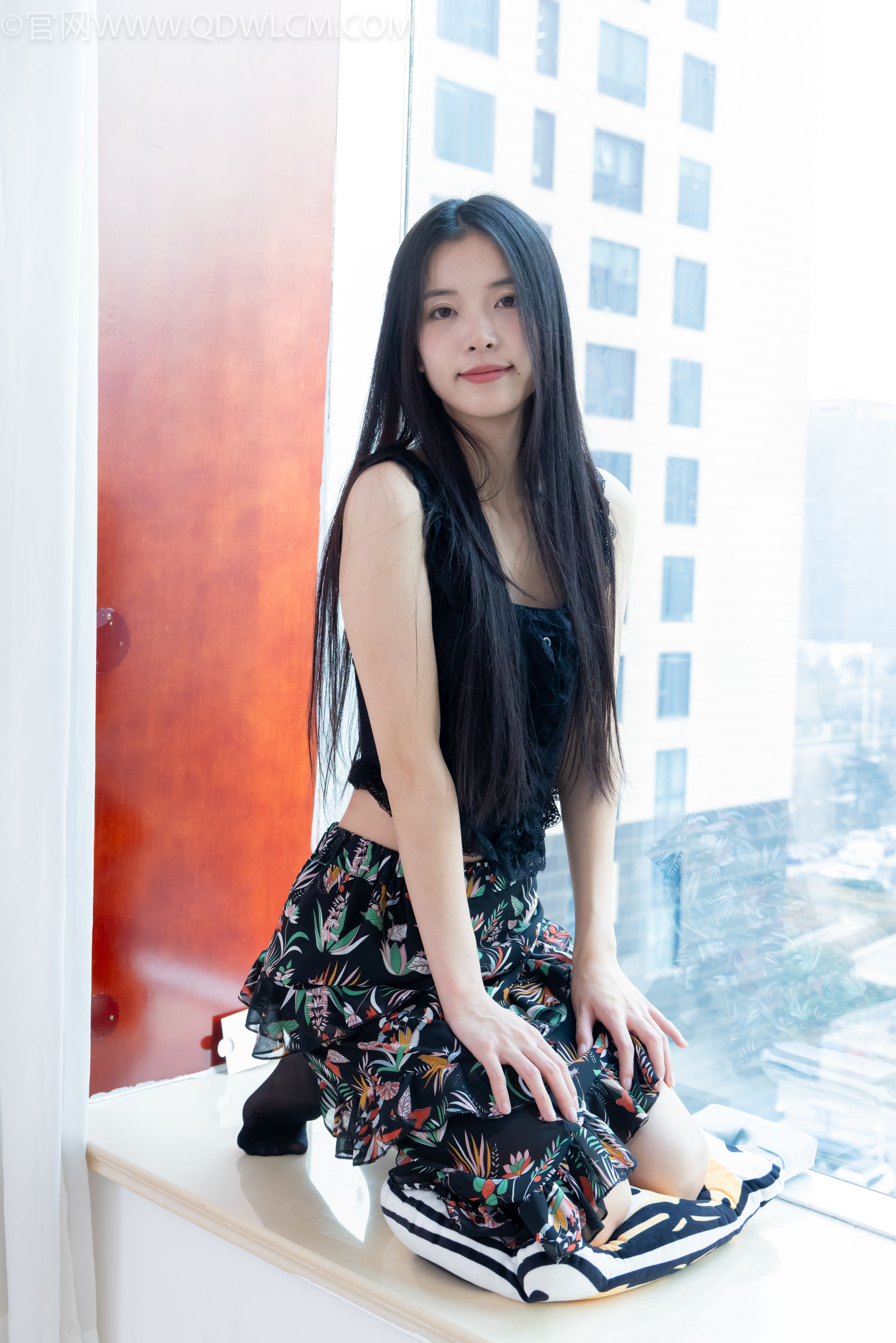 物恋传媒 No.2332 茯苓 - 短靴、短黑丝、裸足/(184P)