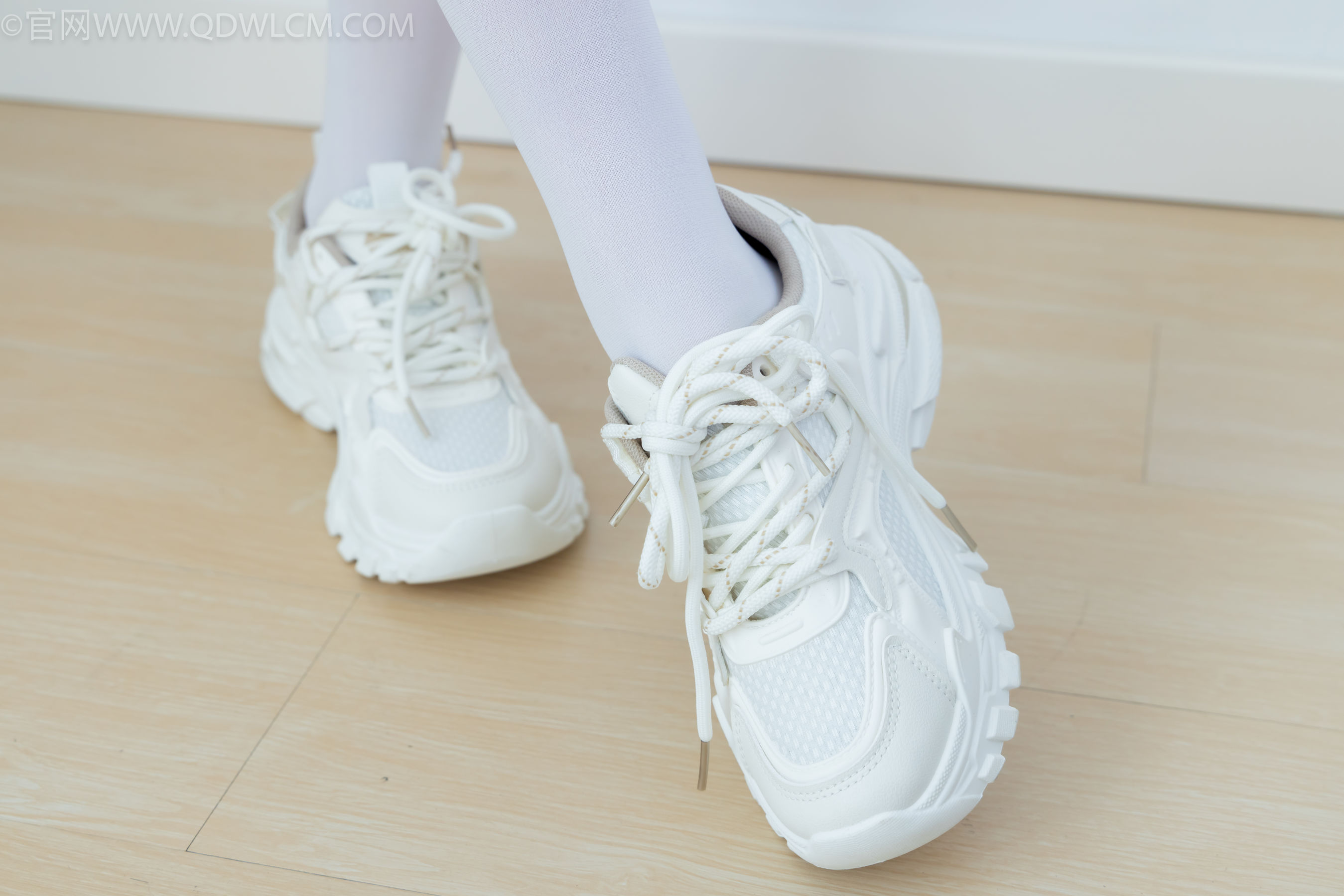 物恋传媒 No.2334 嘉木 - 运动鞋、厚白丝、裸足、裸足/(242P)