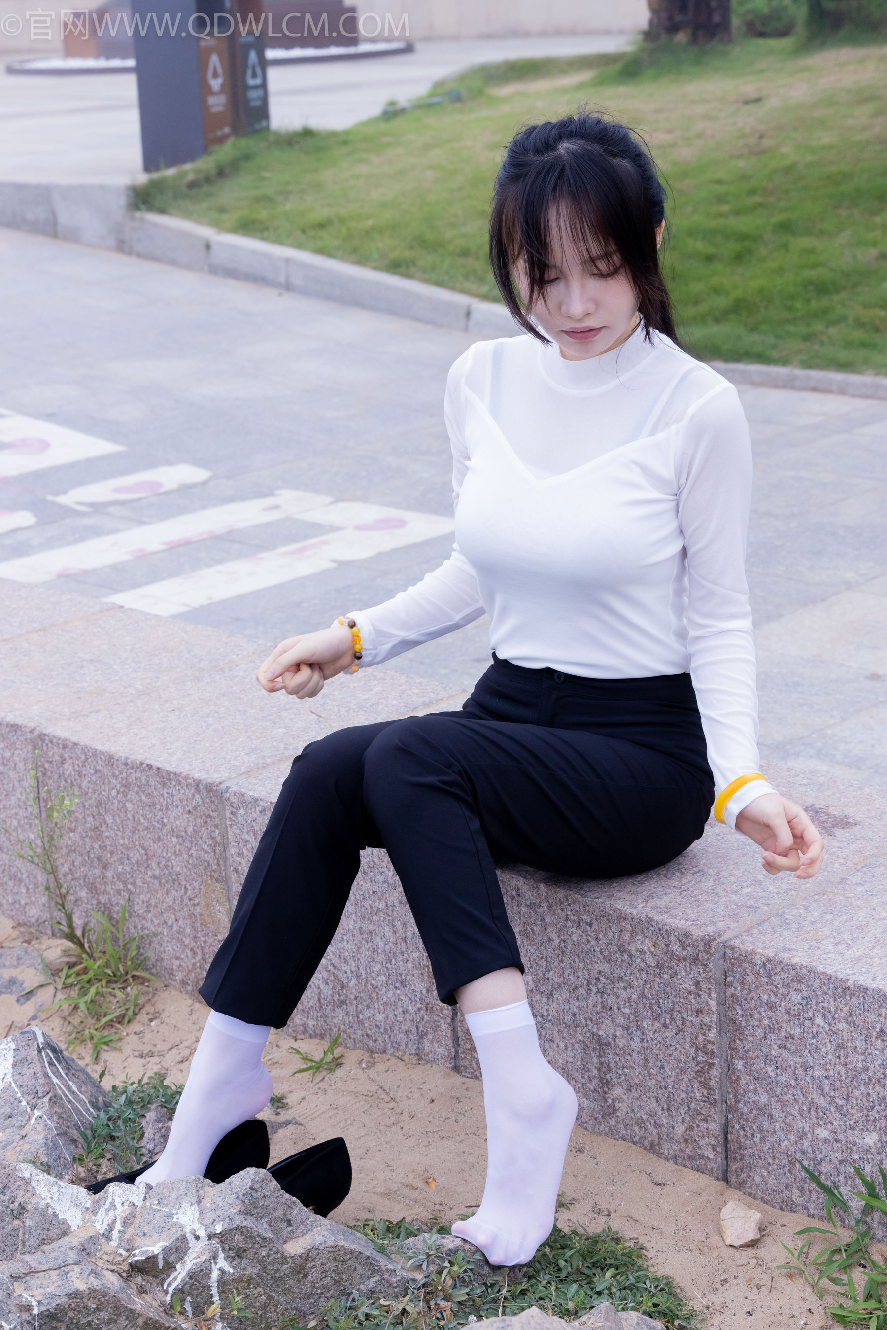 物恋传媒 No.2337 小酒 - 高跟鞋、短黑丝、短白丝/(315P)