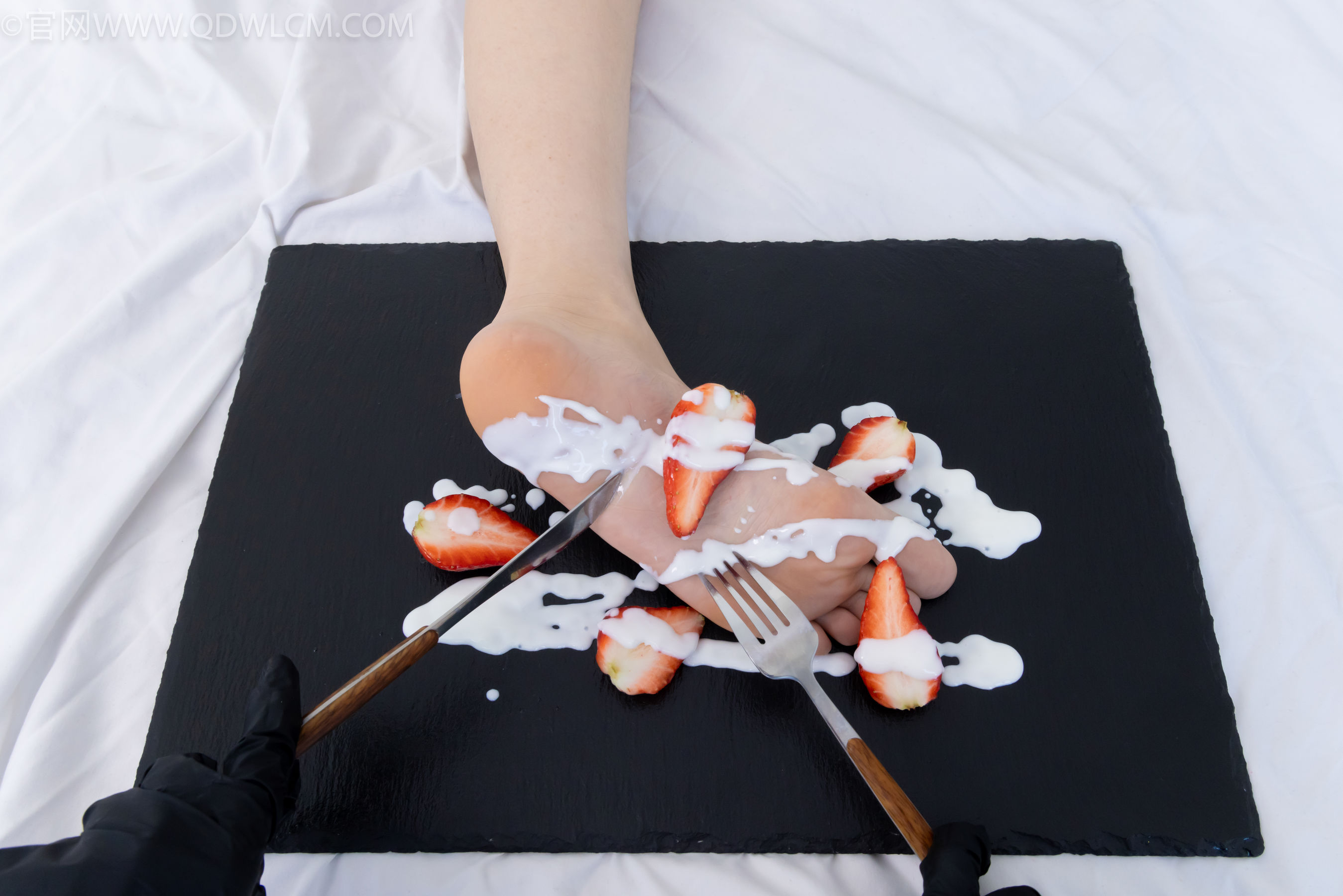 物恋传媒 No.2331 菜菜 - 高跟鞋、薄黑丝、裸足/(352P)