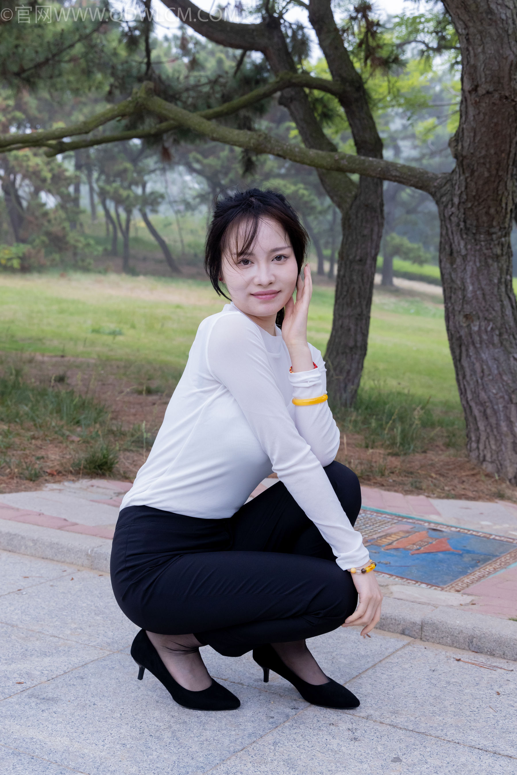 物恋传媒 No.2337 小酒 - 高跟鞋、短黑丝、短白丝/(315P)