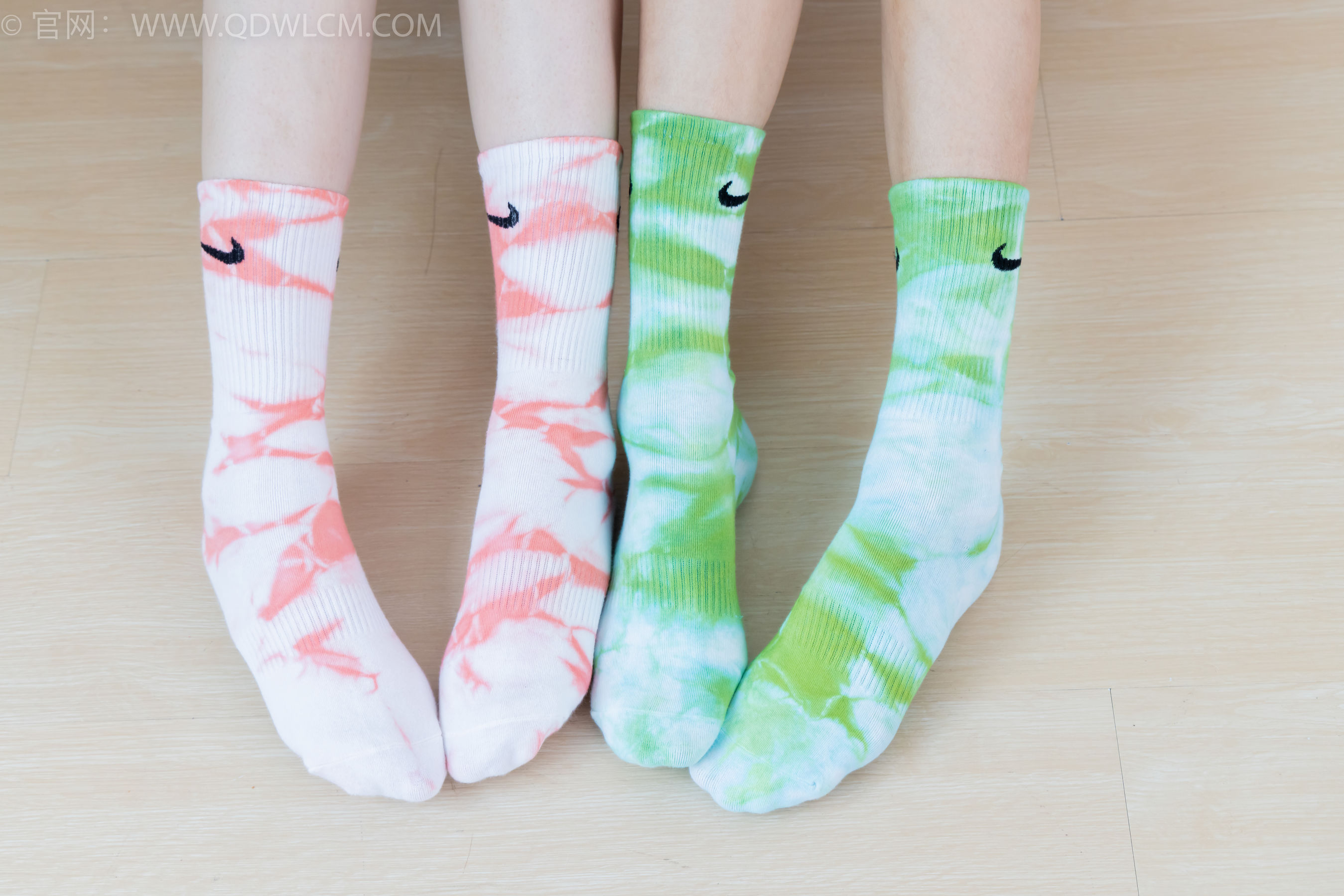 物恋传媒 No.2345 茯苓&恬恬 - 两双板鞋、红棉袜、绿棉袜、裸足/(165P)