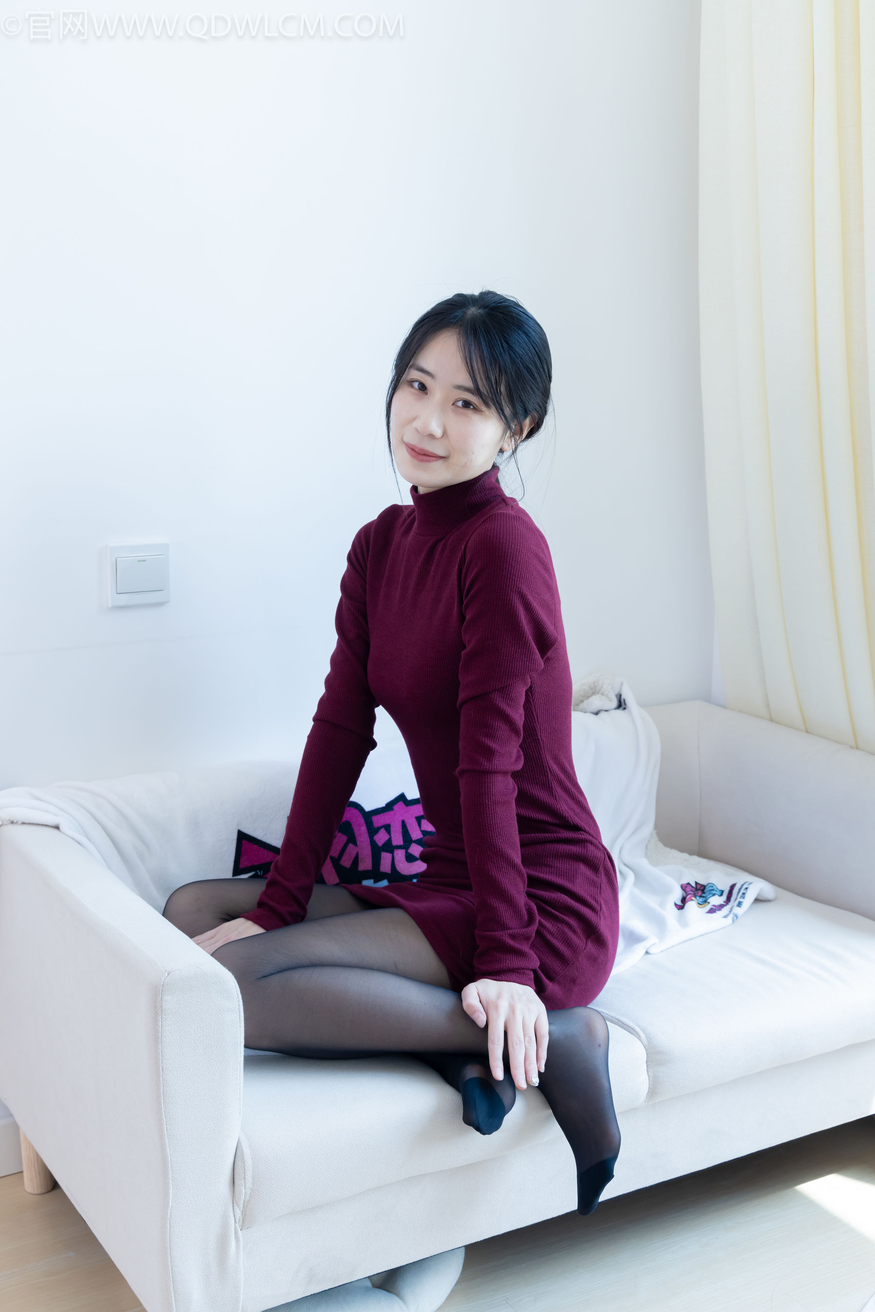 物恋传媒 No.2331 菜菜 - 高跟鞋、薄黑丝、裸足/(352P)